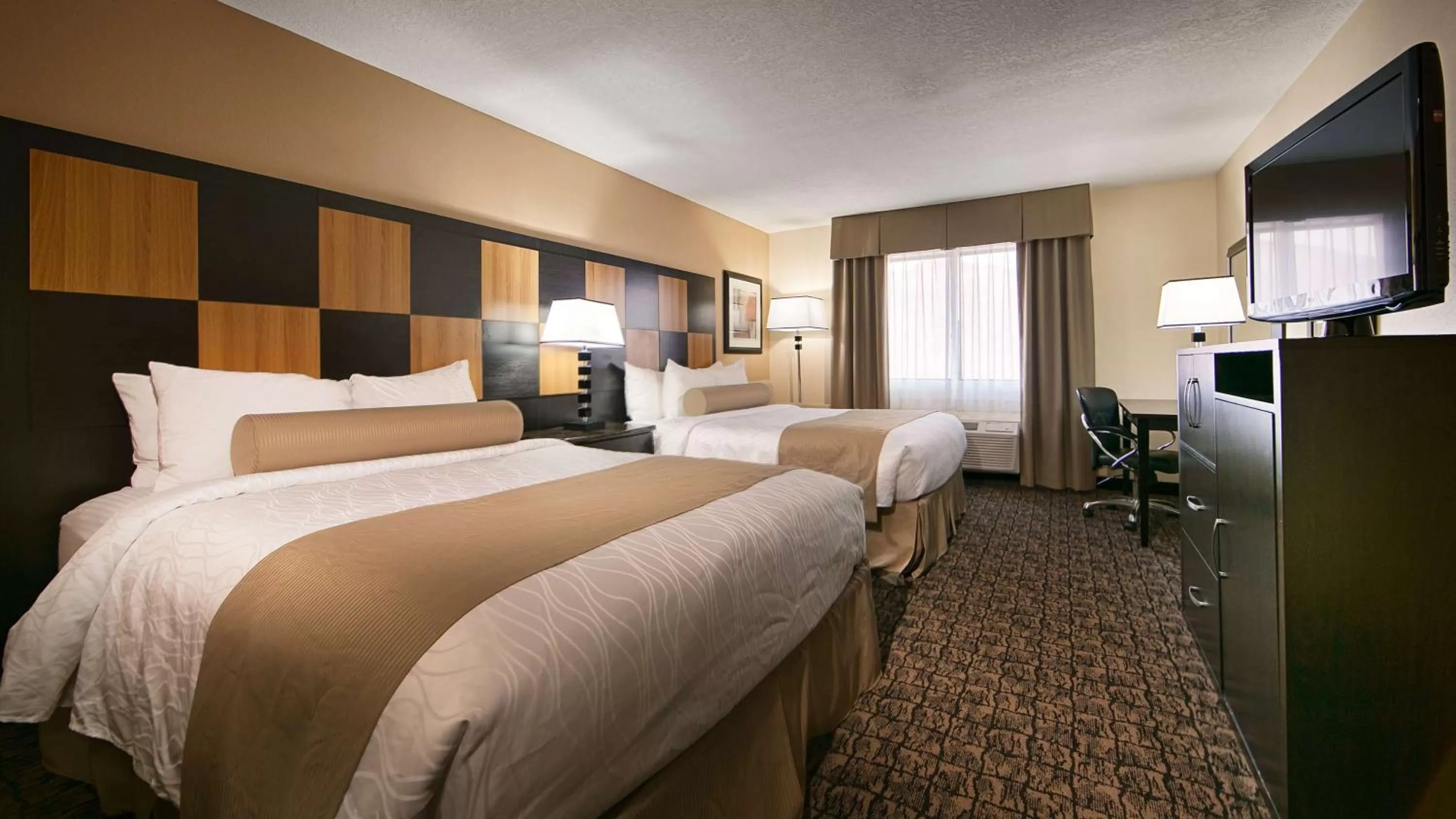 Photo of the whole room, Bed in Best Western Plus - Wendover Inn