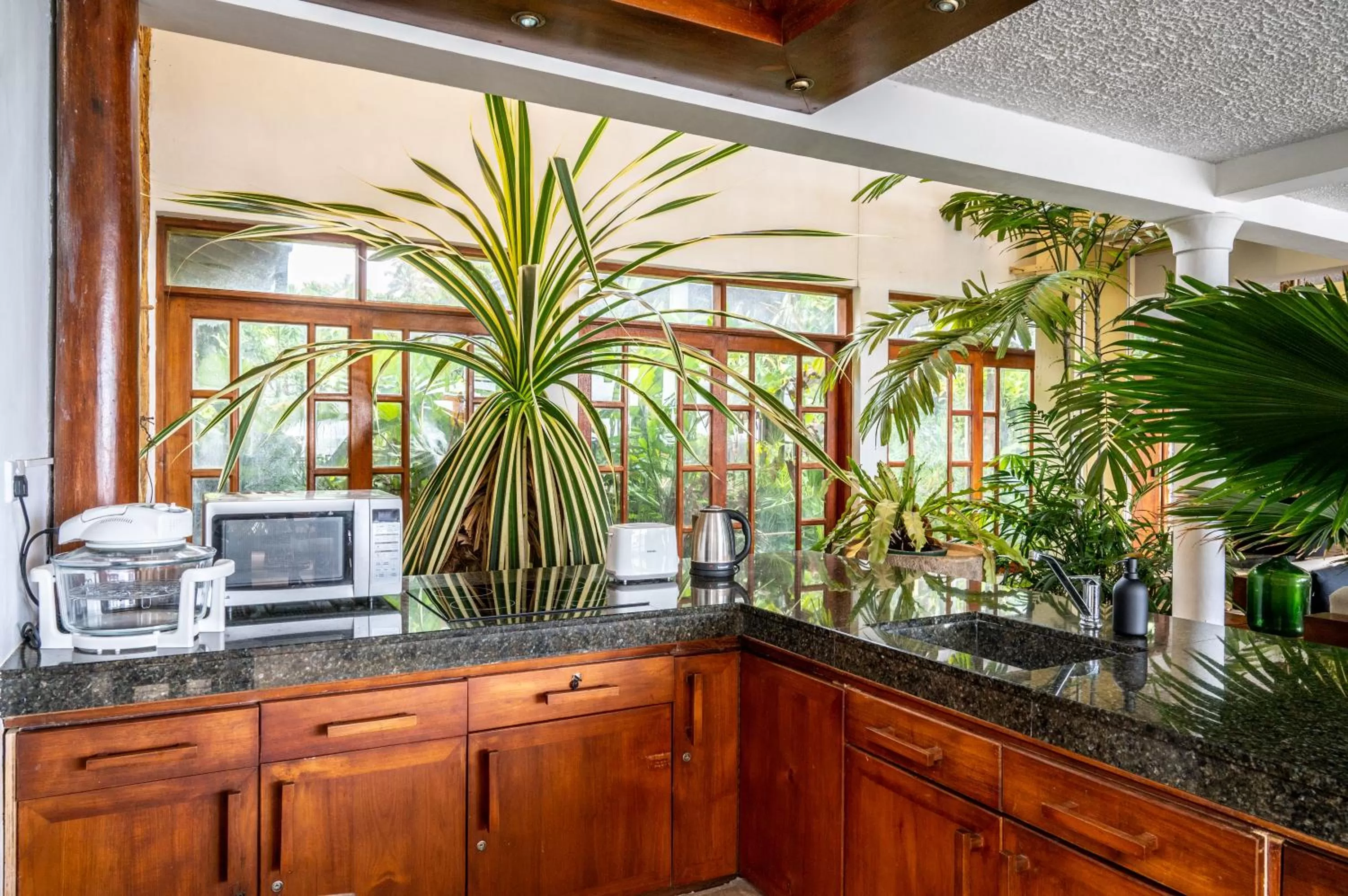 Sānti Beach House with pool & beach