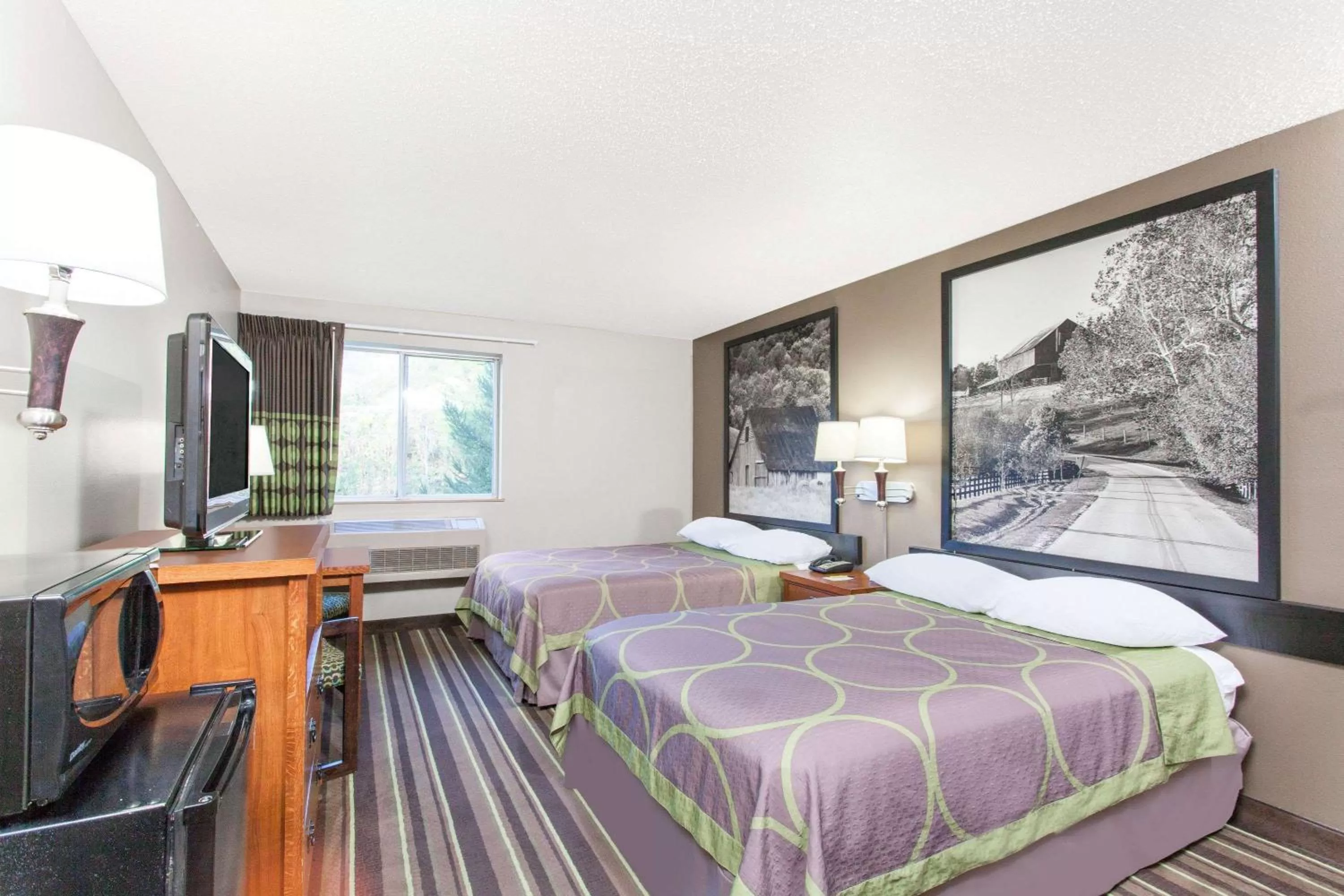 Photo of the whole room, Bed in Super 8 by Wyndham Richlands/Claypool Hill Area