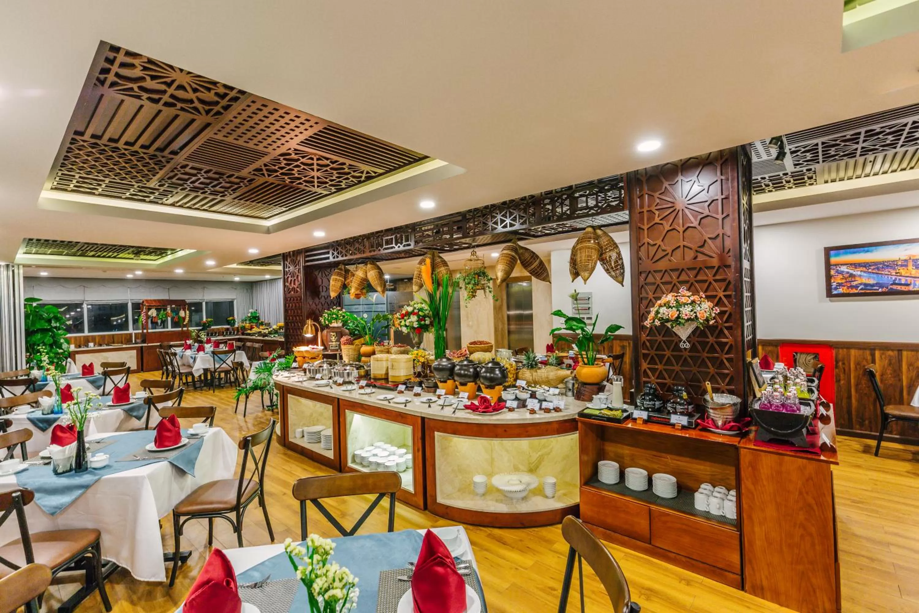 Restaurant/places to eat in Happy Life Grand Hotel & Rooftop Skybar