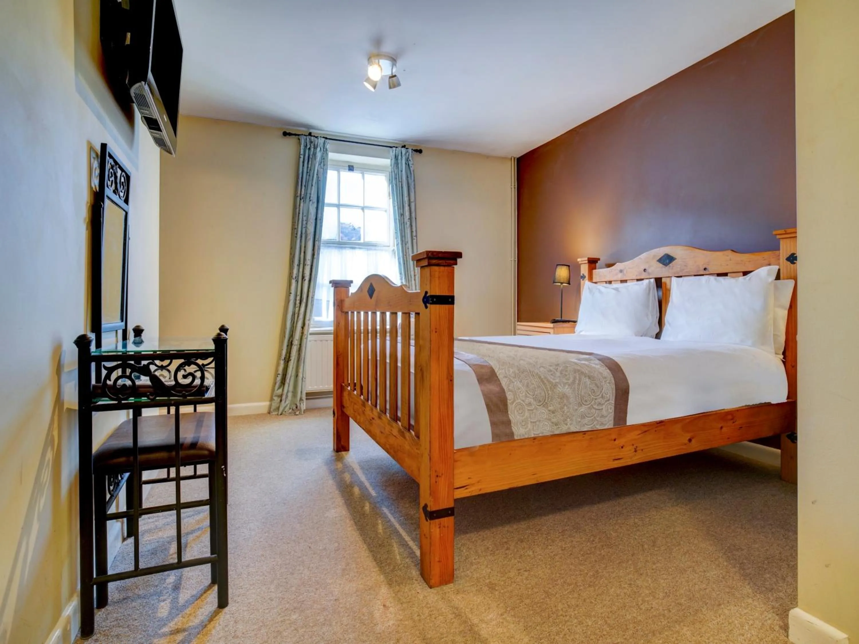 Bedroom, Bed in George & Dragon Inn