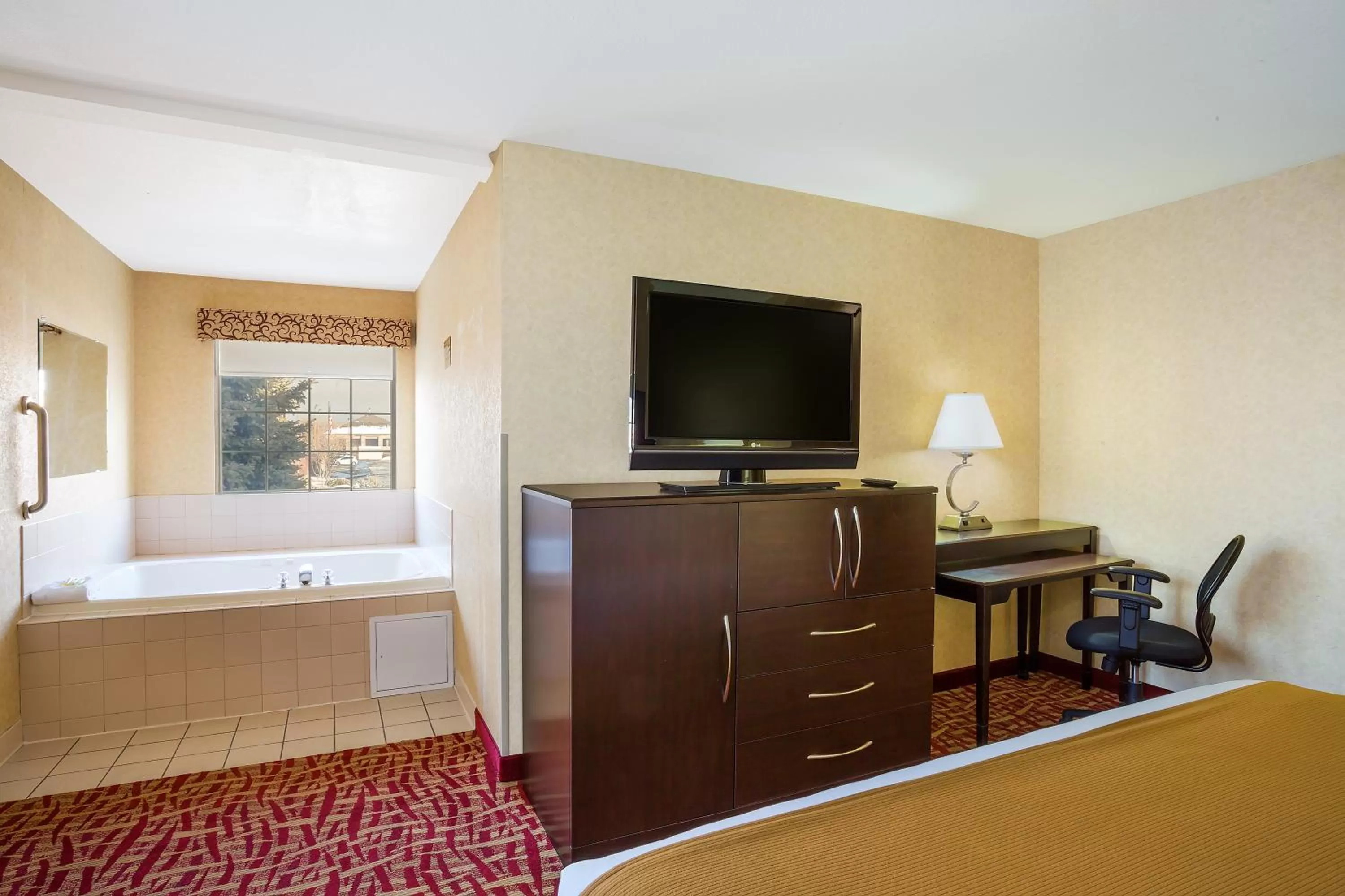 King Suite with Whirlpool in Holiday Inn Express Layton - I-15 by IHG