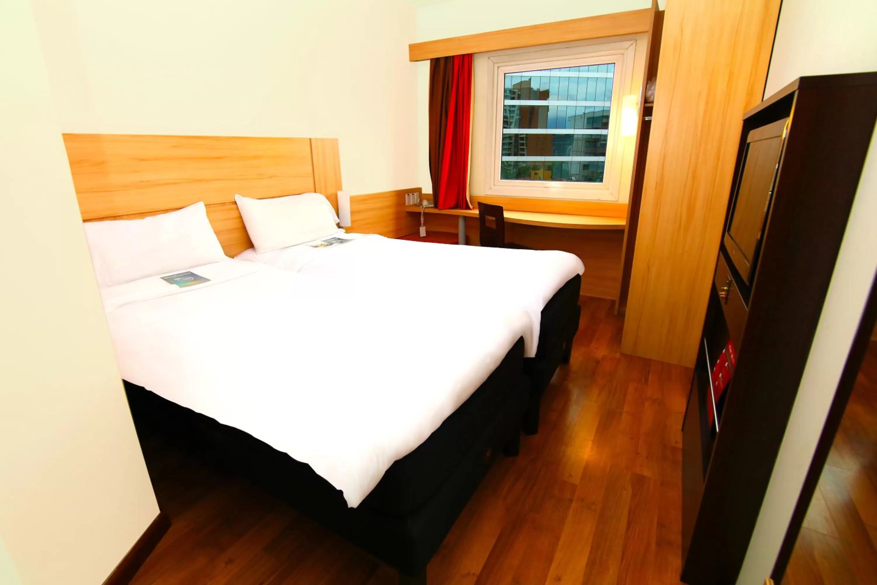 Photo of the whole room, Bed in ibis Santiago Providencia