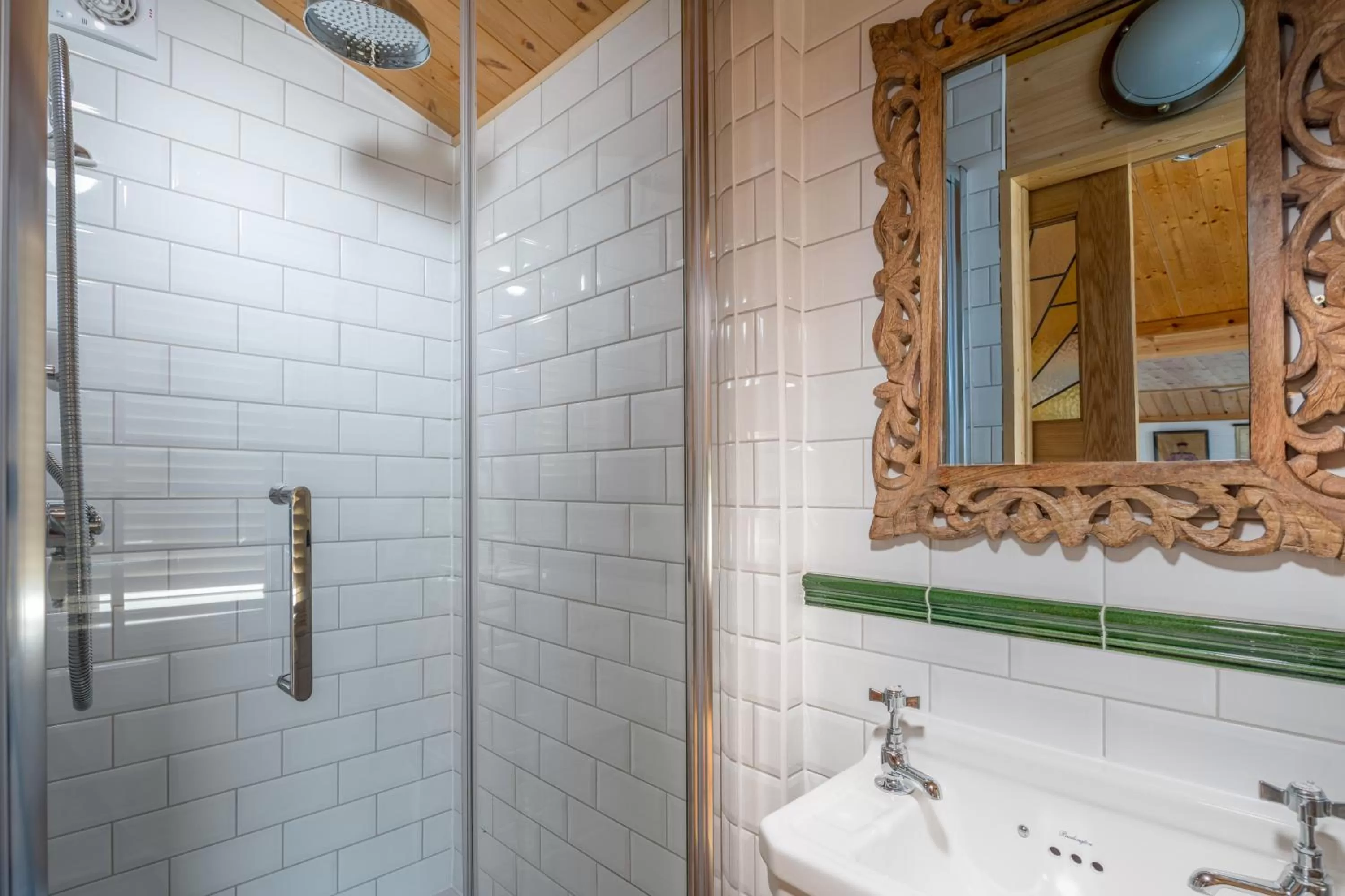 Shower in Tolcarne Beach Colonial Restaurant and Rooms