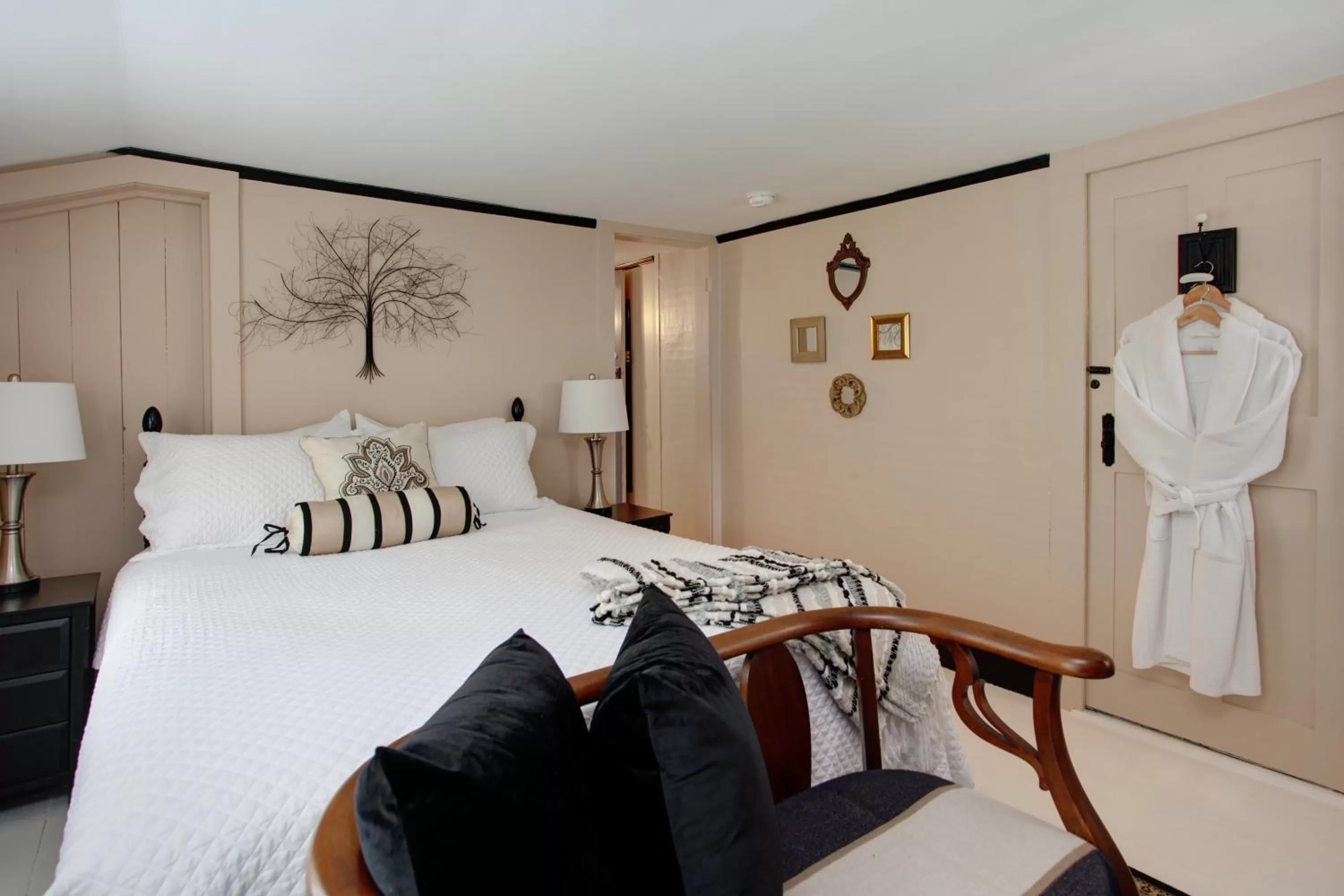 Photo of the whole room, Bed in Inn On Main