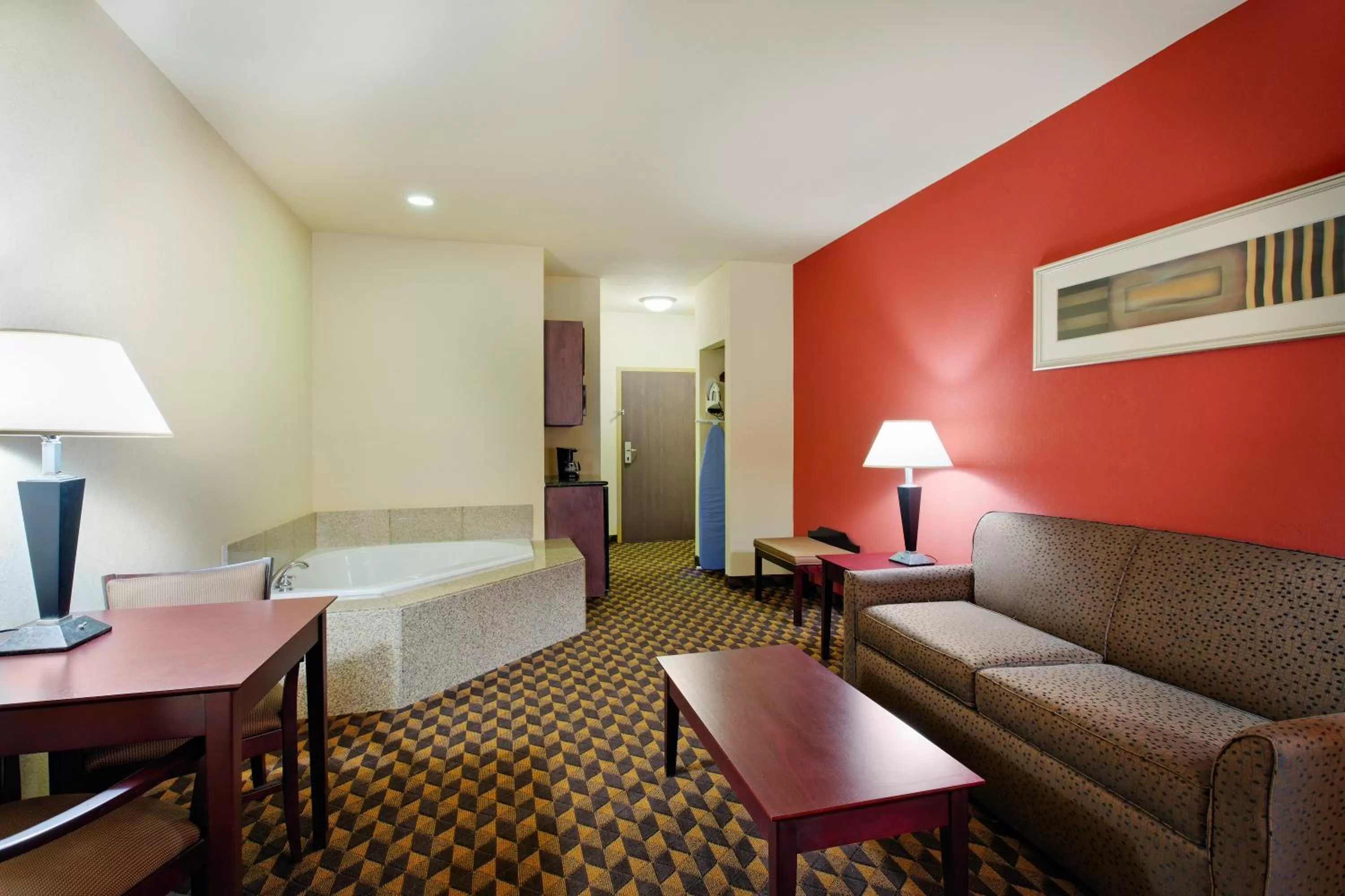 Photo of the whole room, Bed in Holiday Inn Express & Suites Malvern by IHG