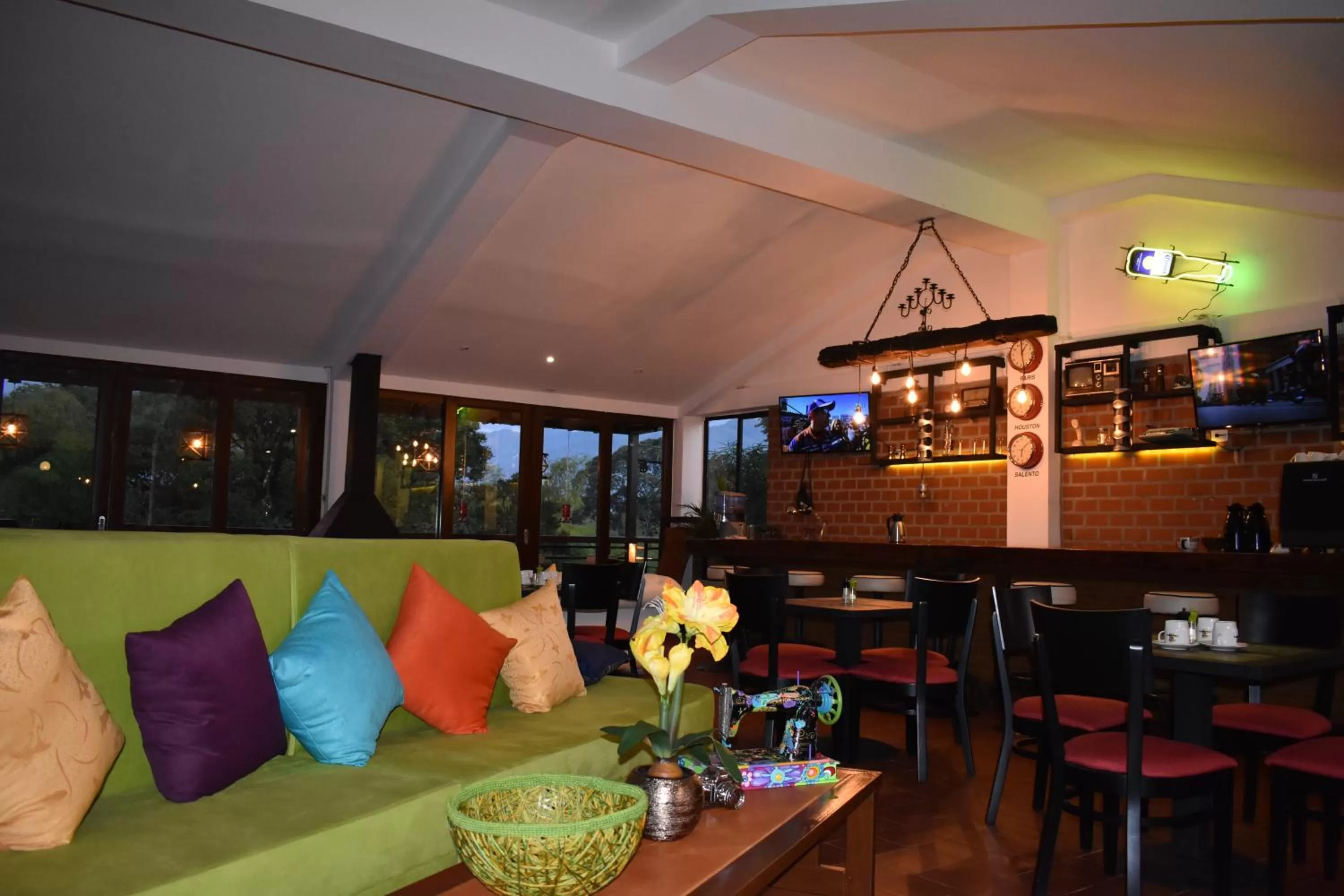 Restaurant/places to eat, Lounge/Bar in Hotel Bambu Inn