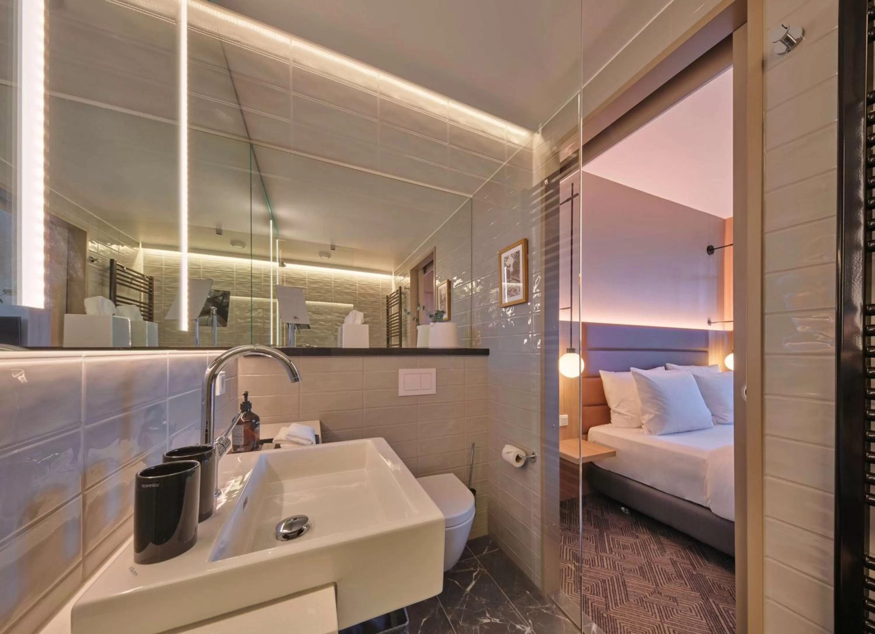 Bathroom, Bed in Adina Apartment Hotel Munich