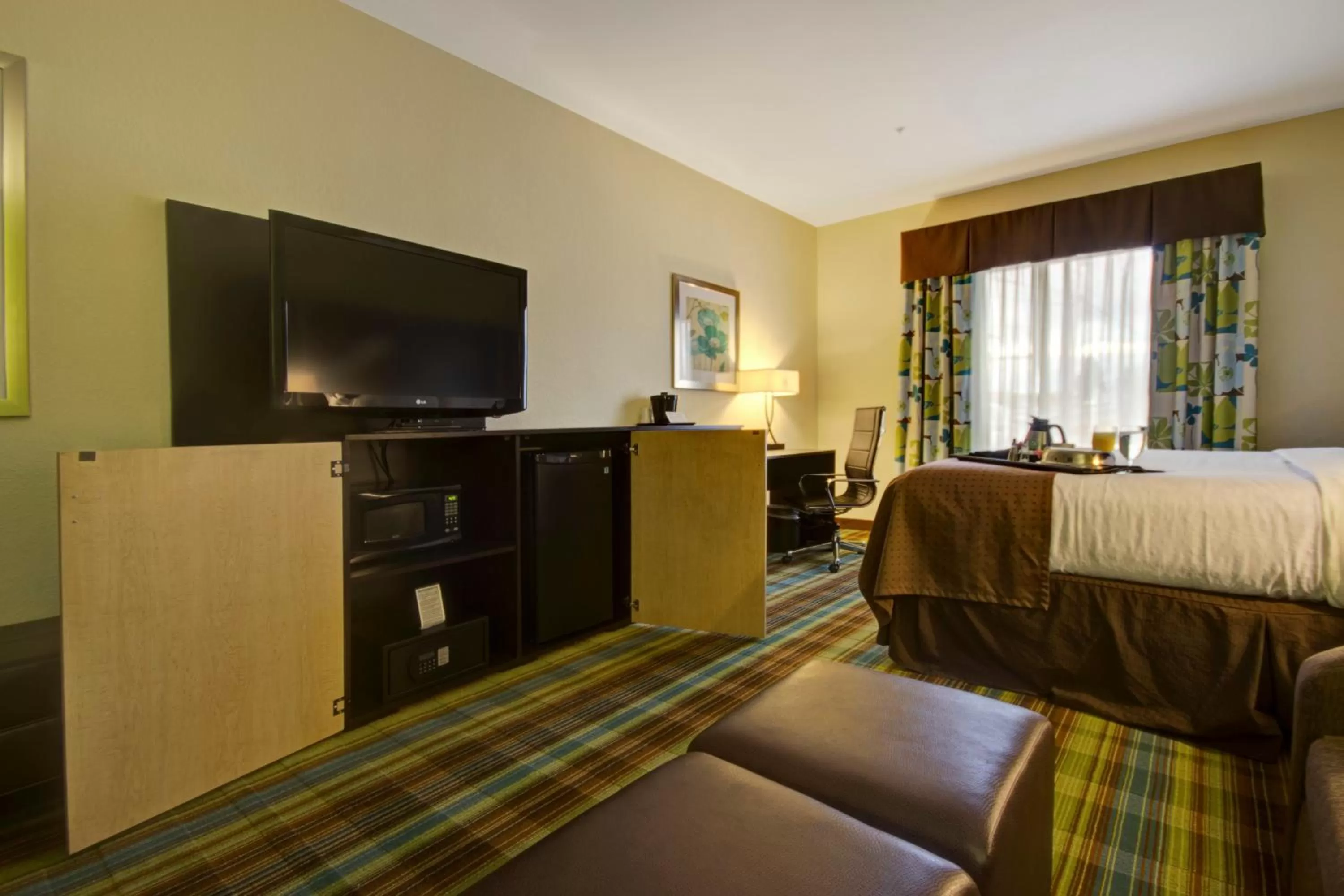 Photo of the whole room, Bed in Holiday Inn Christiansburg Blacksburg by IHG