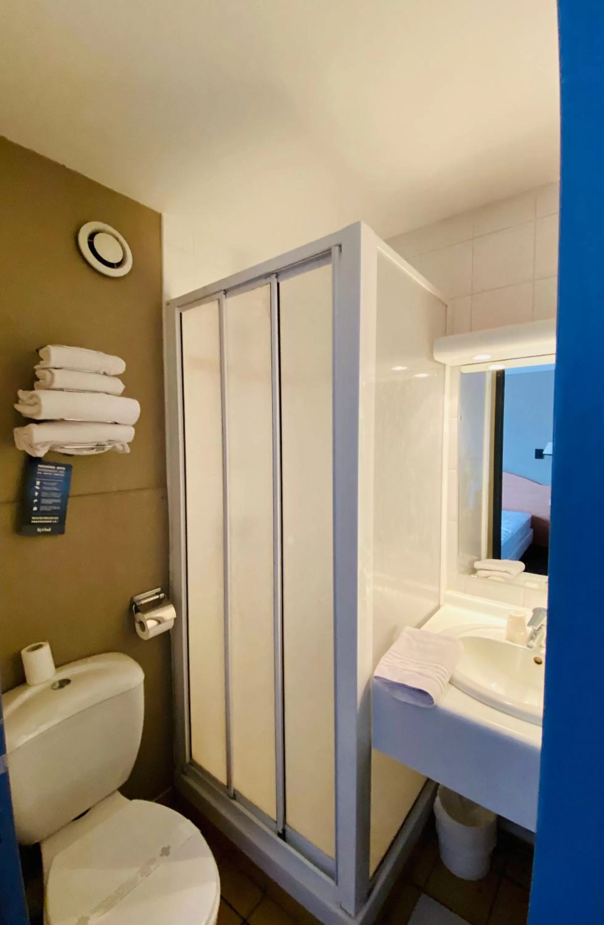 Bathroom in Kyriad Bourges Sud