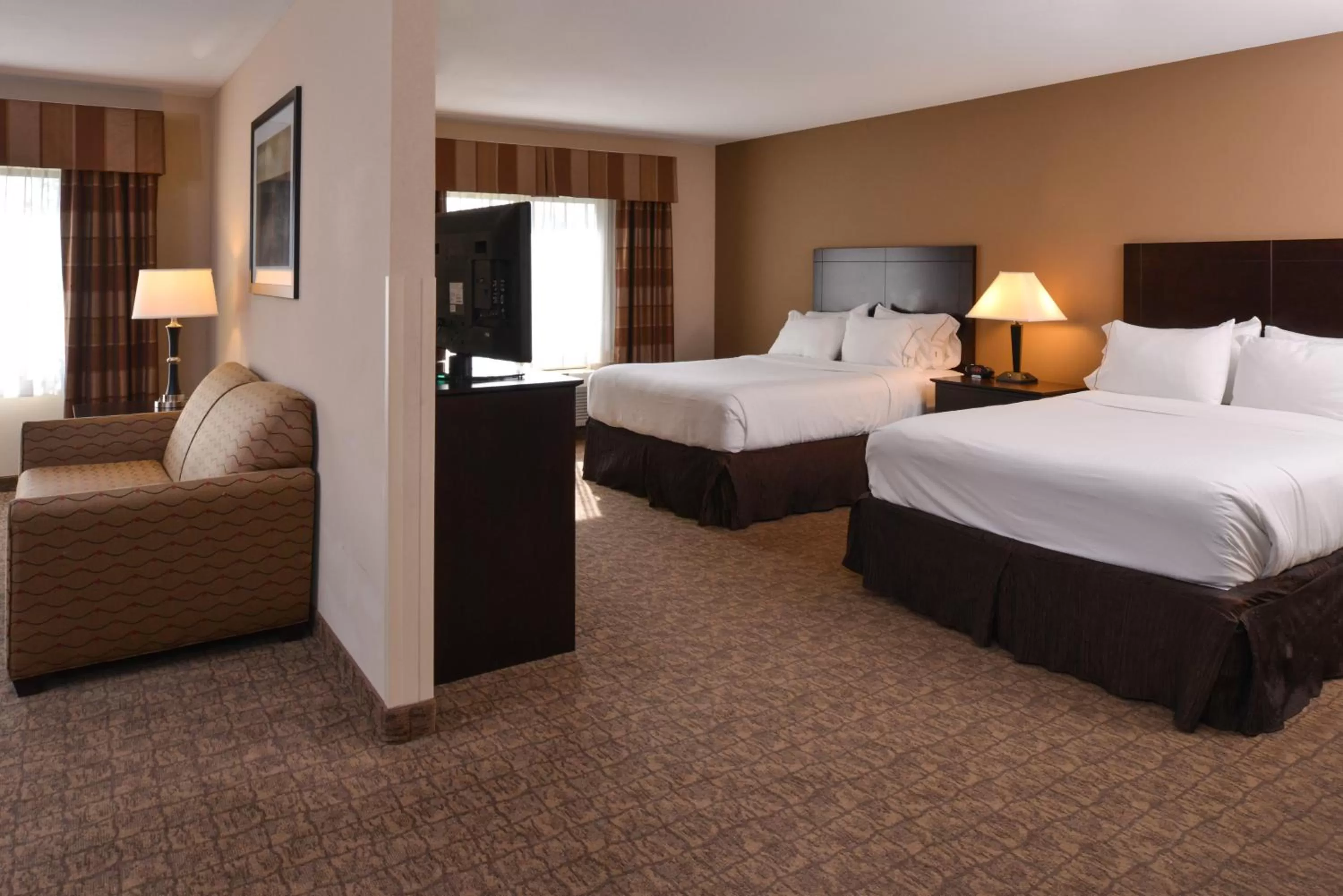 Queen Suite in Holiday Inn Express & Suites Fairmont by IHG
