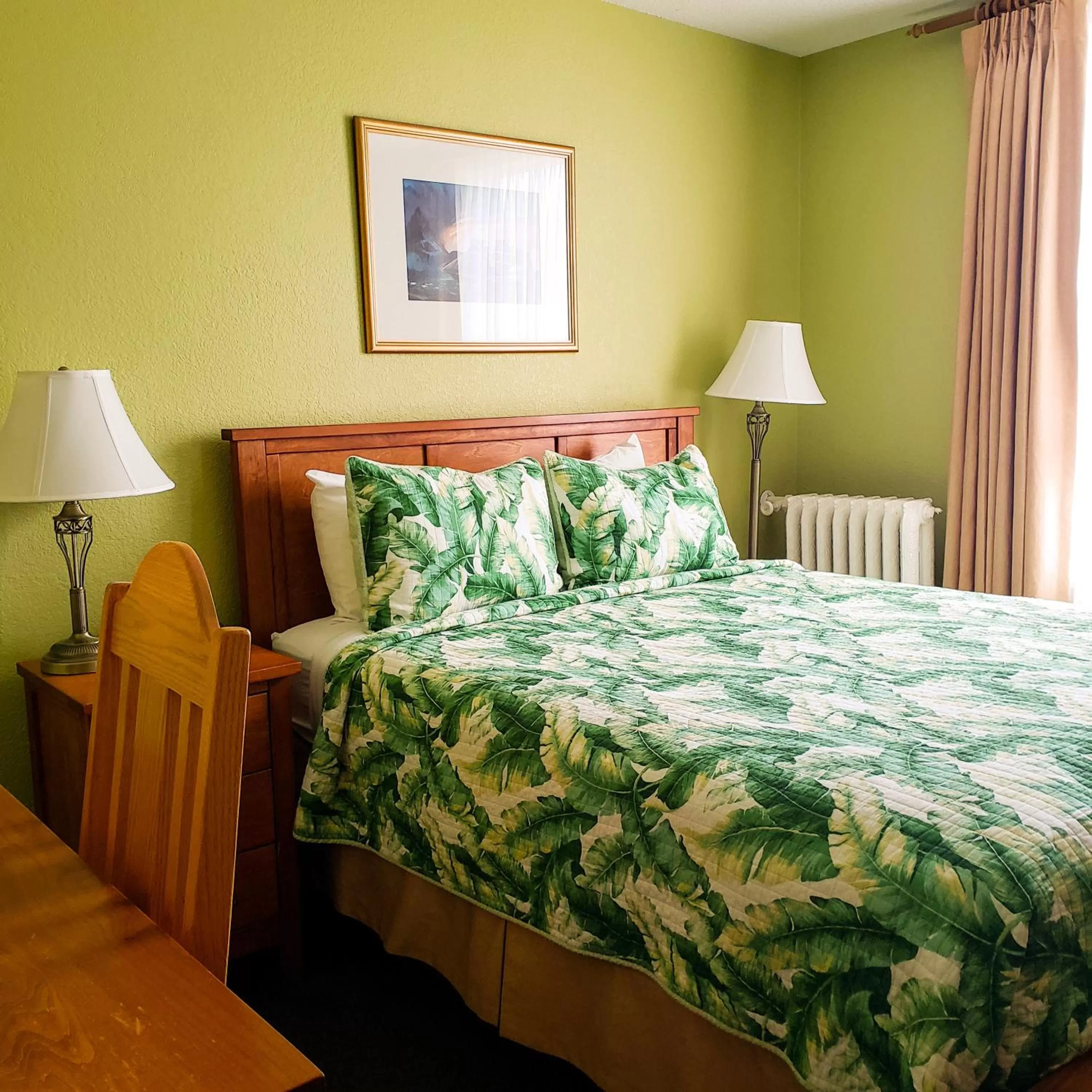 Bed in James Bay Inn Hotel, Suites & Cottage