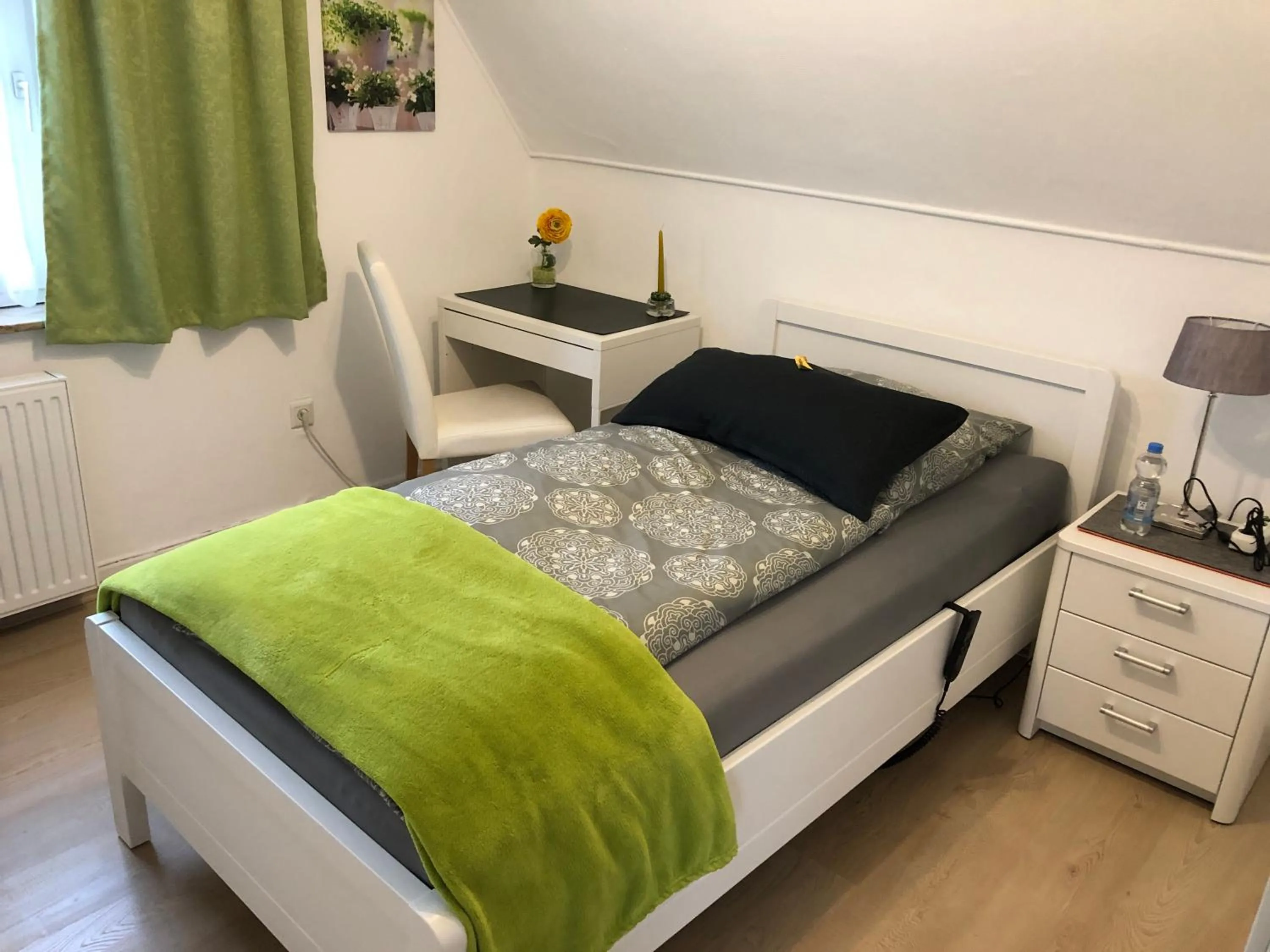 Photo of the whole room, Bed in Messezimmer 4u