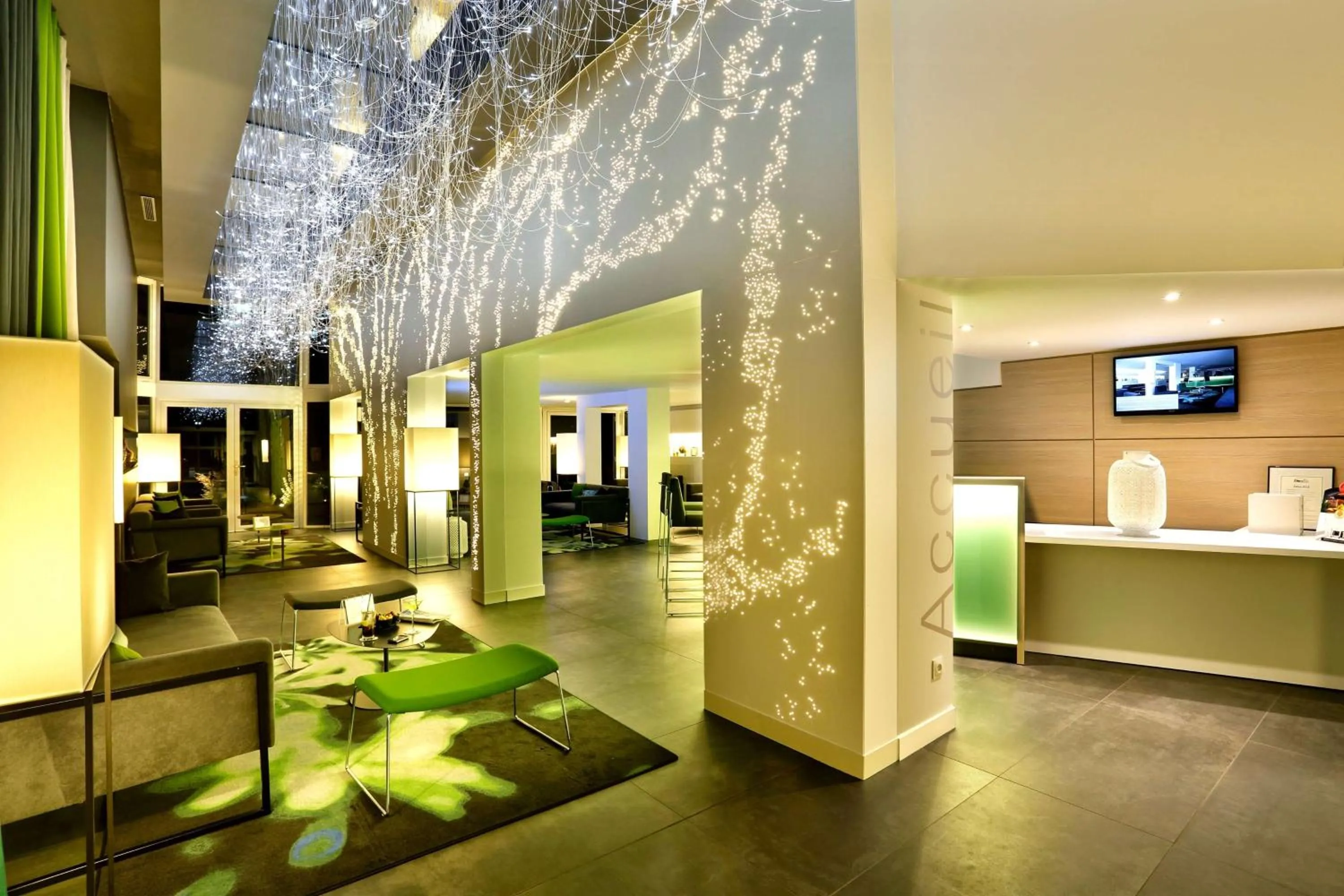 Lobby or reception in Best Western Plus Hotel Du Parc Chantilly
