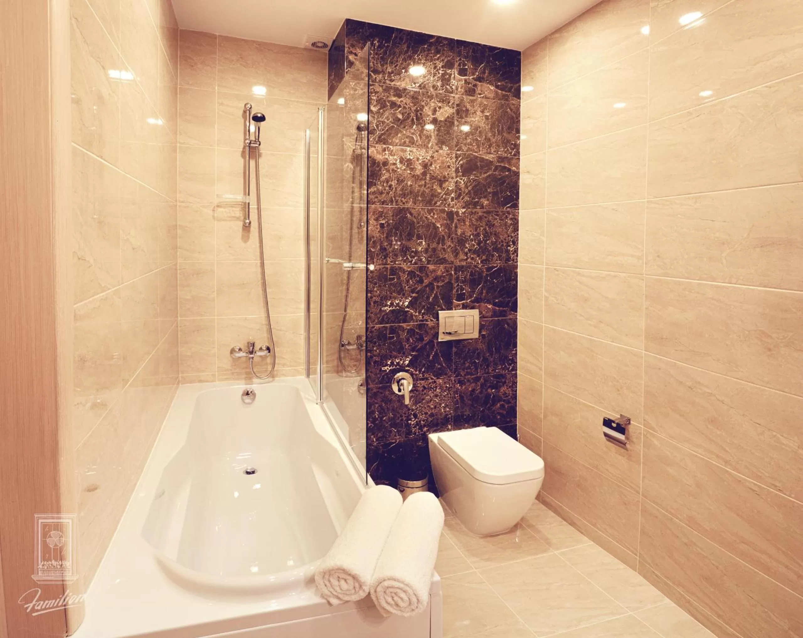 Toilet in Familion ApartHotel