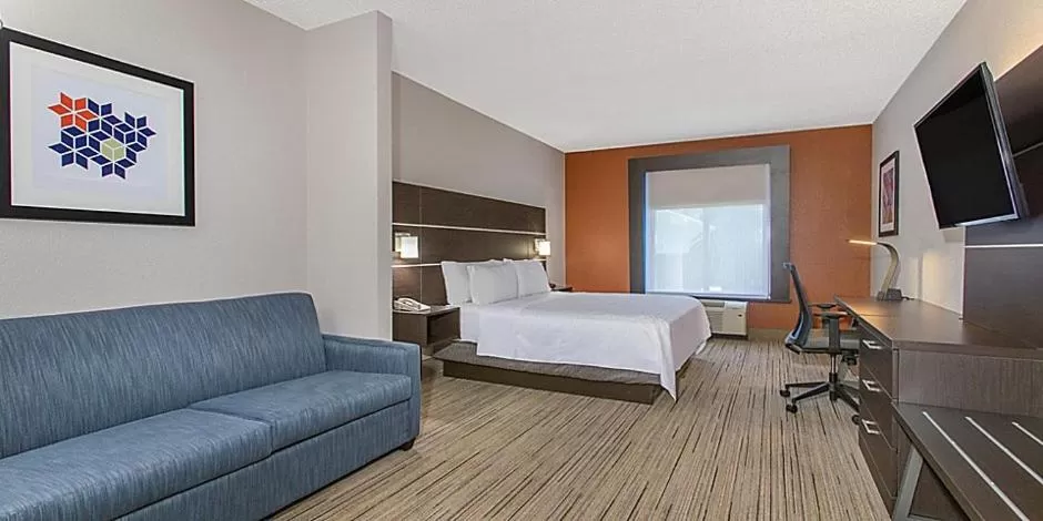 King Suite - Disability Access in Holiday Inn Express Silver Springs - Ocala by IHG