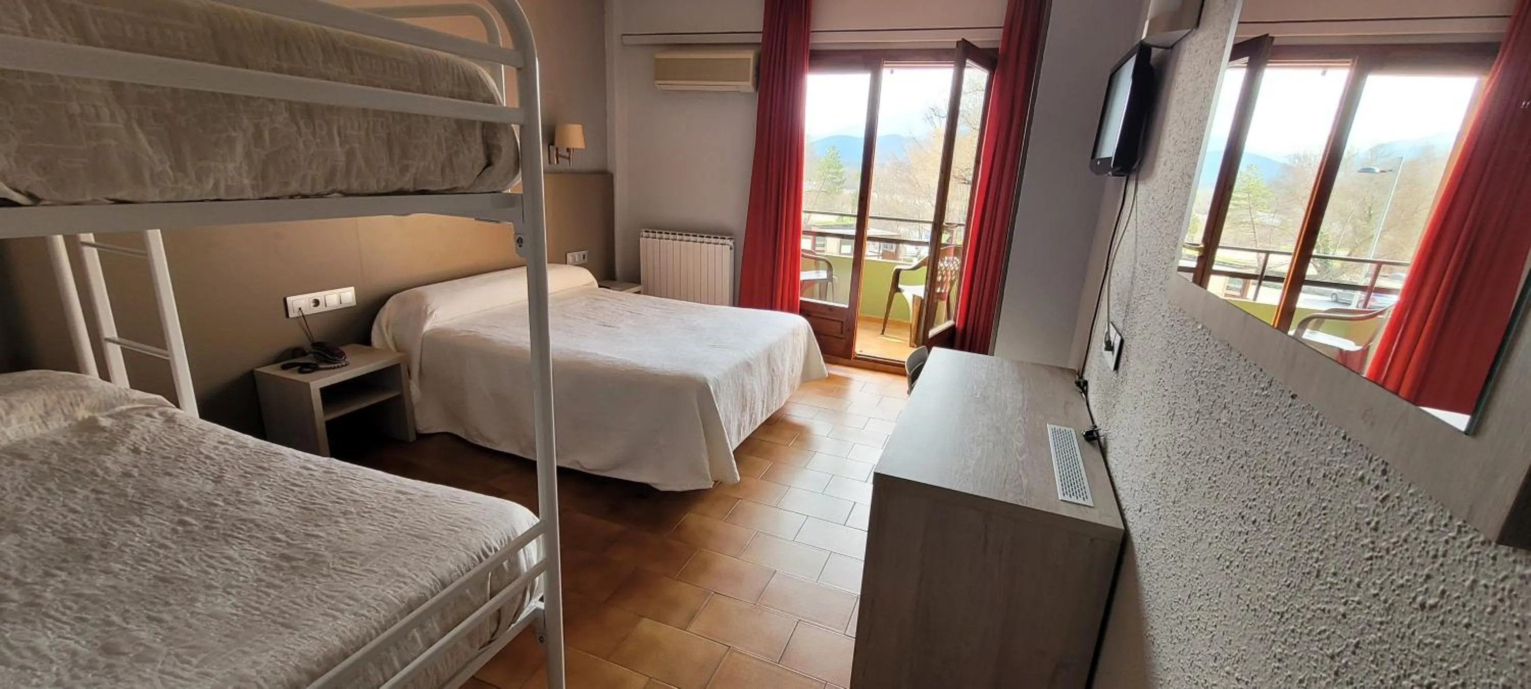 Balcony/Terrace, Bed in Hotel Meson de L’Ainsa
