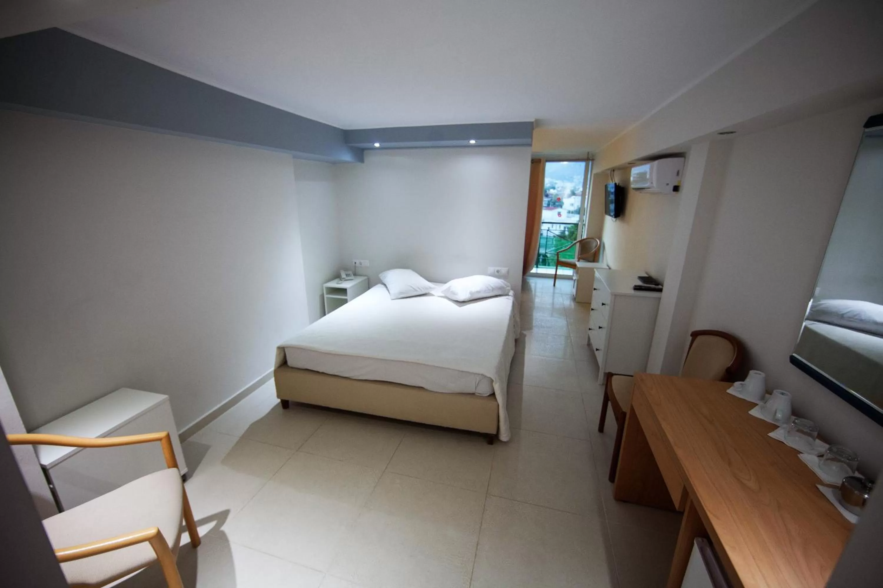 Photo of the whole room, Bed in Thomas Beach Hotel