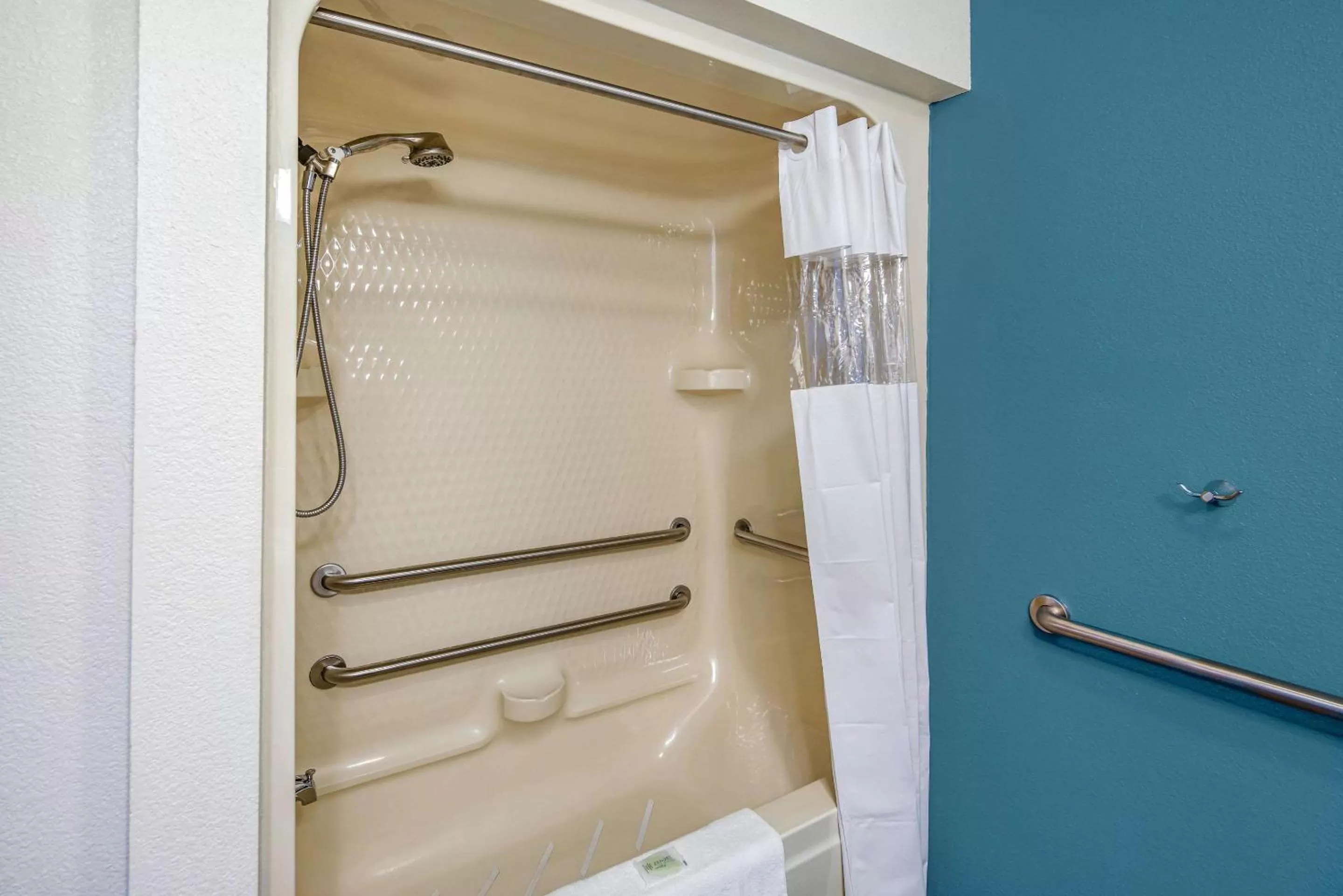 Bathroom in Sleep Inn near Washington State Line