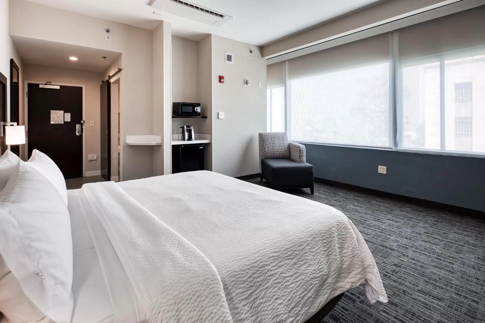 Photo of the whole room, Bed in Holiday Inn Express Kansas City Downtown