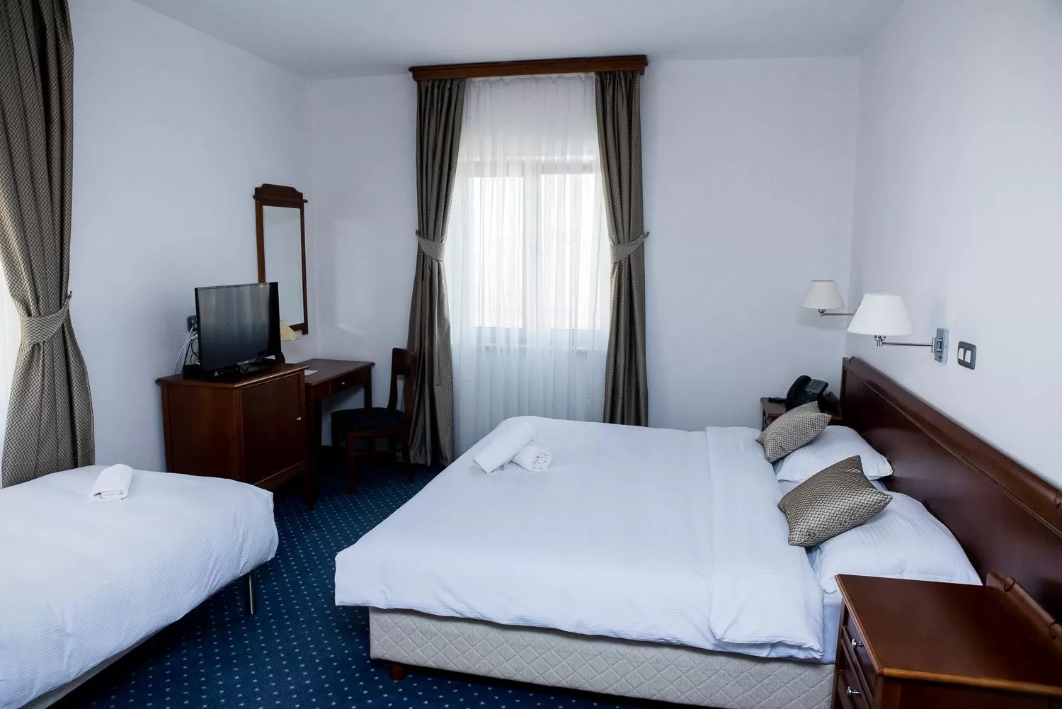 Communal lounge/ TV room, Bed in Hotel Hum