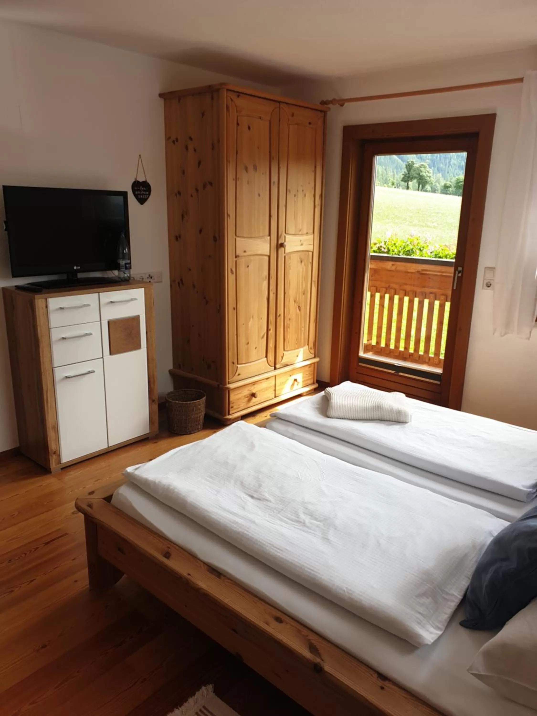 Property building, Bed in Bergführerhaus