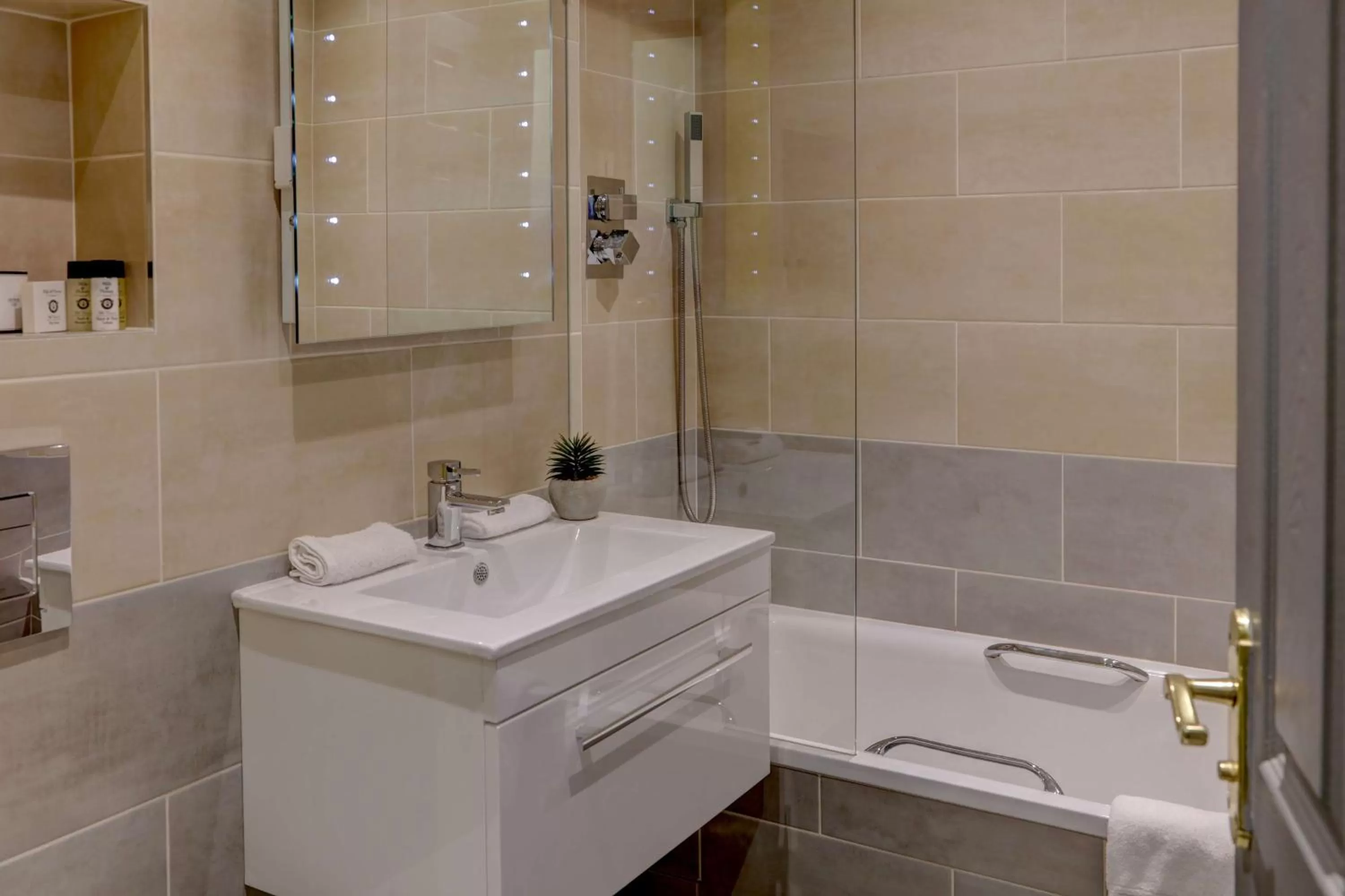 Bathroom in Stonecross Manor Hotel