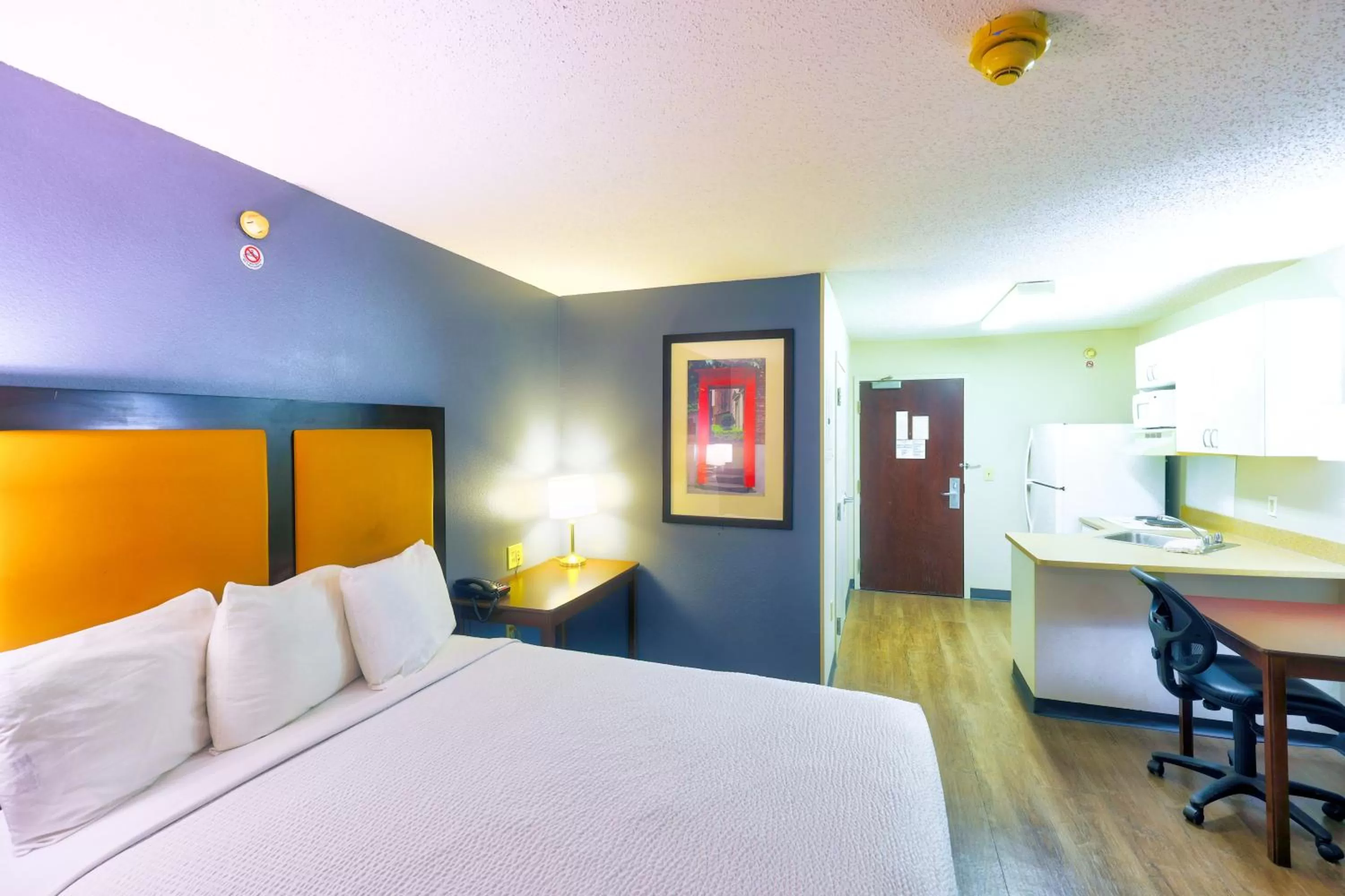 Kitchen or kitchenette in Homestyle Studio Suites