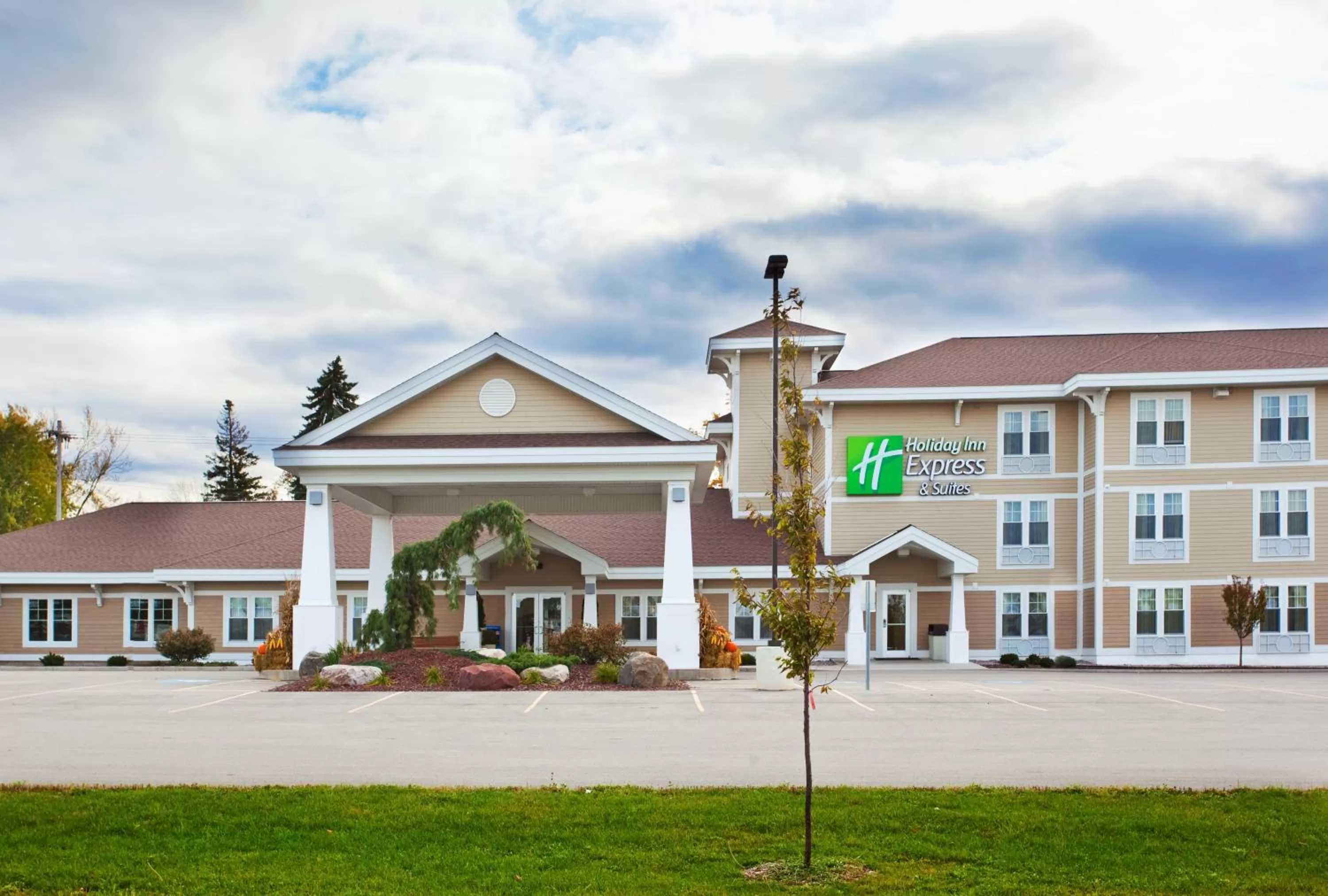 Property building in Holiday Inn Express & Suites Iron Mountain by IHG