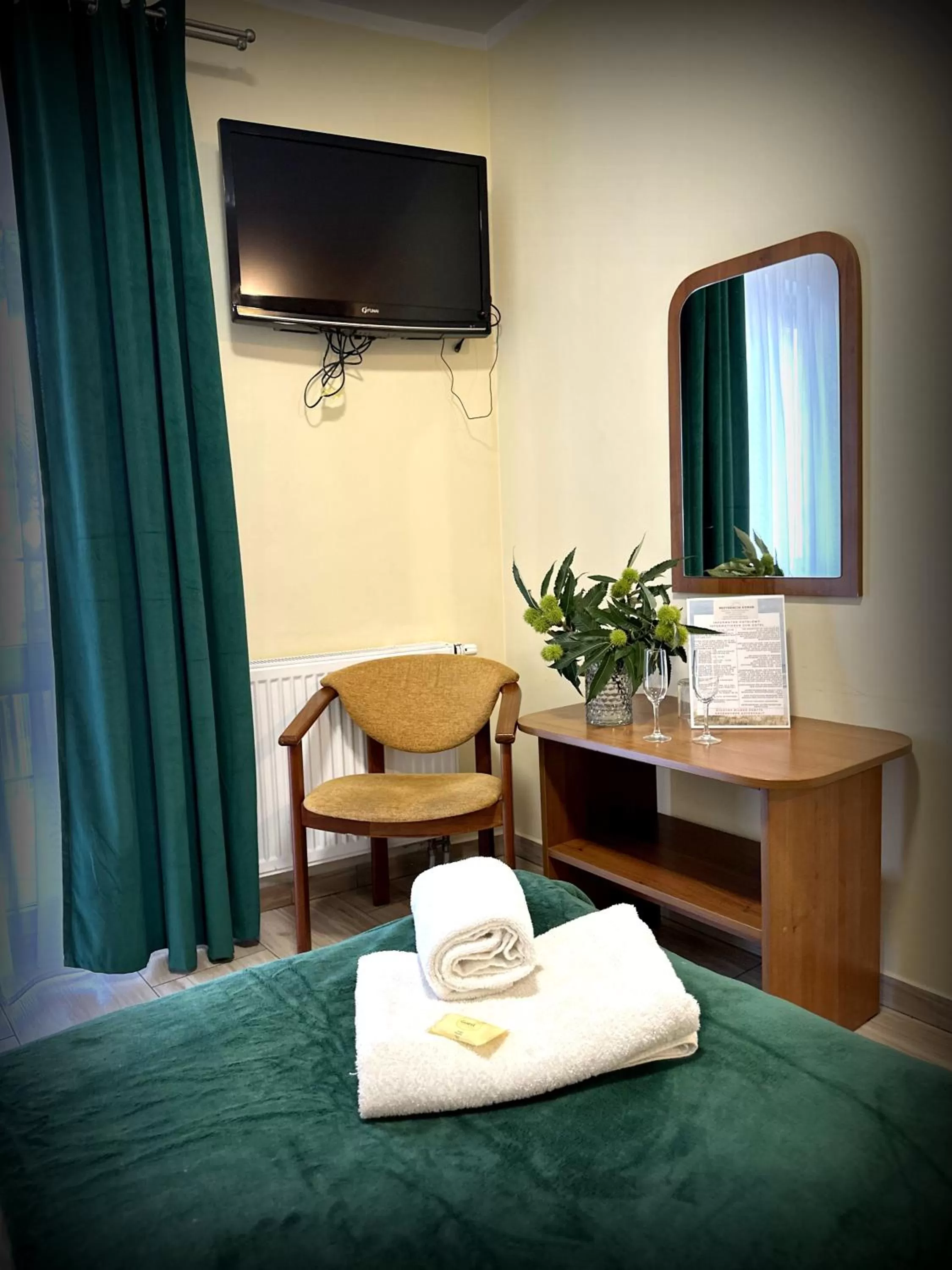 Bed, TV/Entertainment Center in Rezydencja Korab