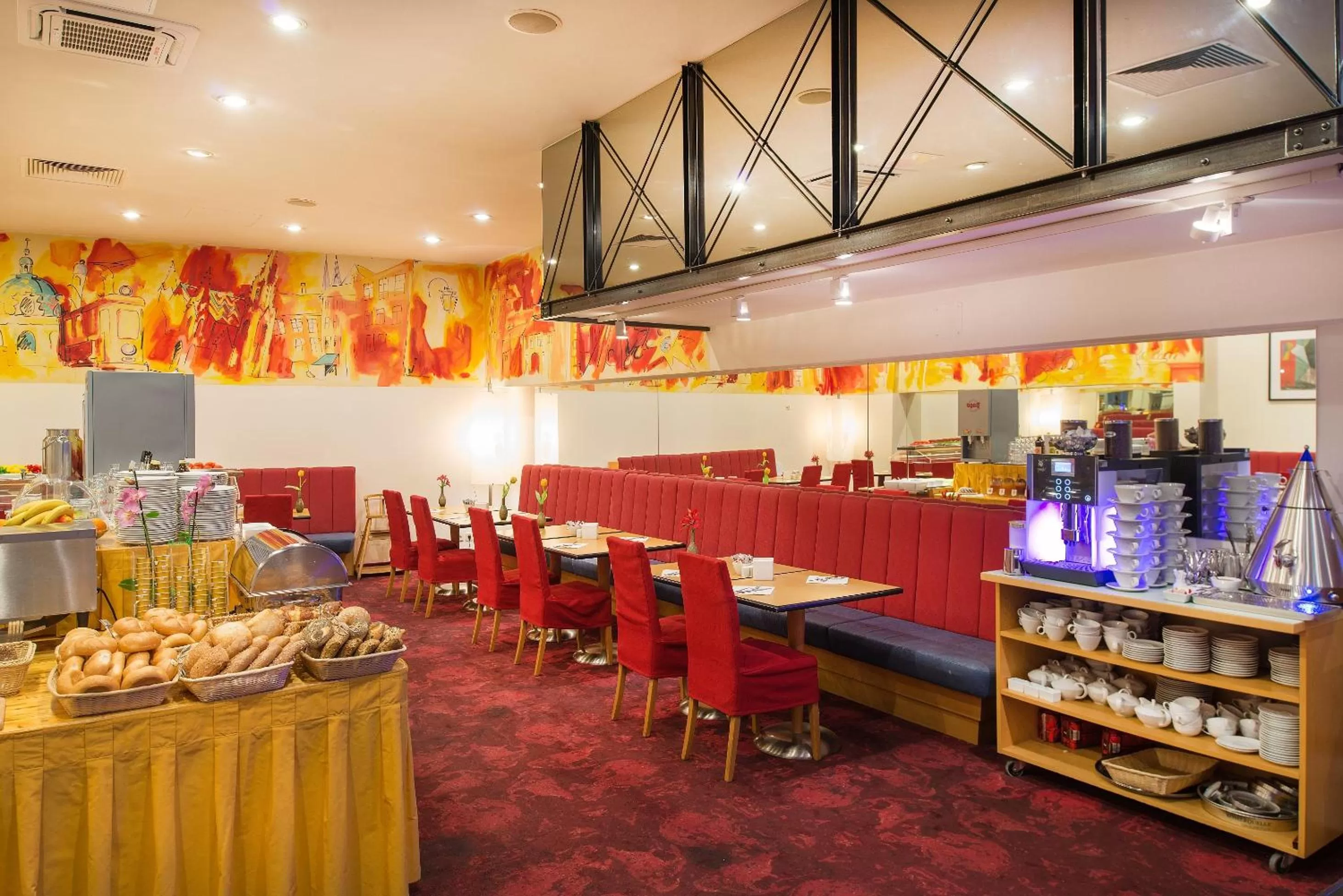 Restaurant/places to eat in Hotel Boltzmann