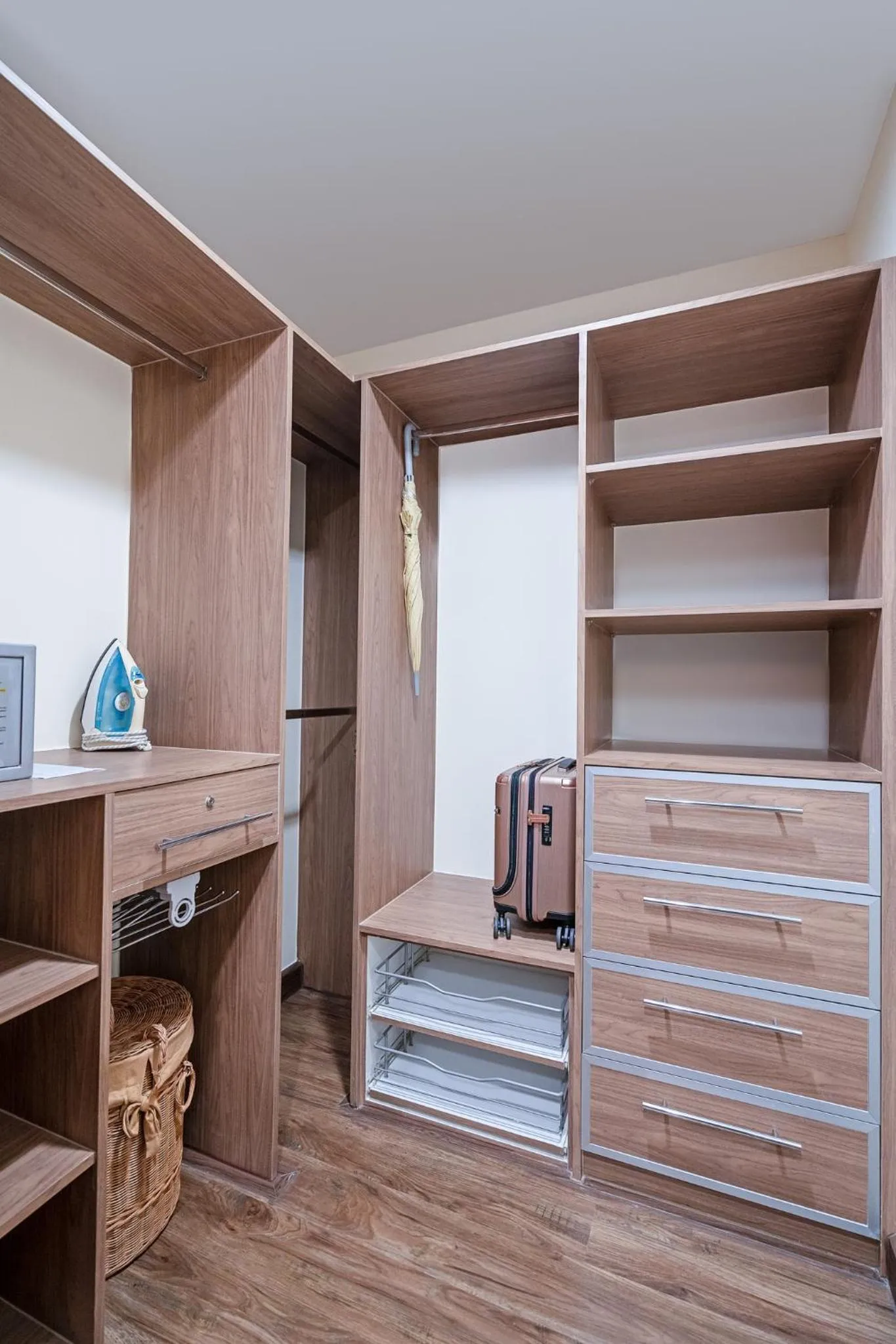 wardrobe in Amanta Hotel & Residence Ratchada