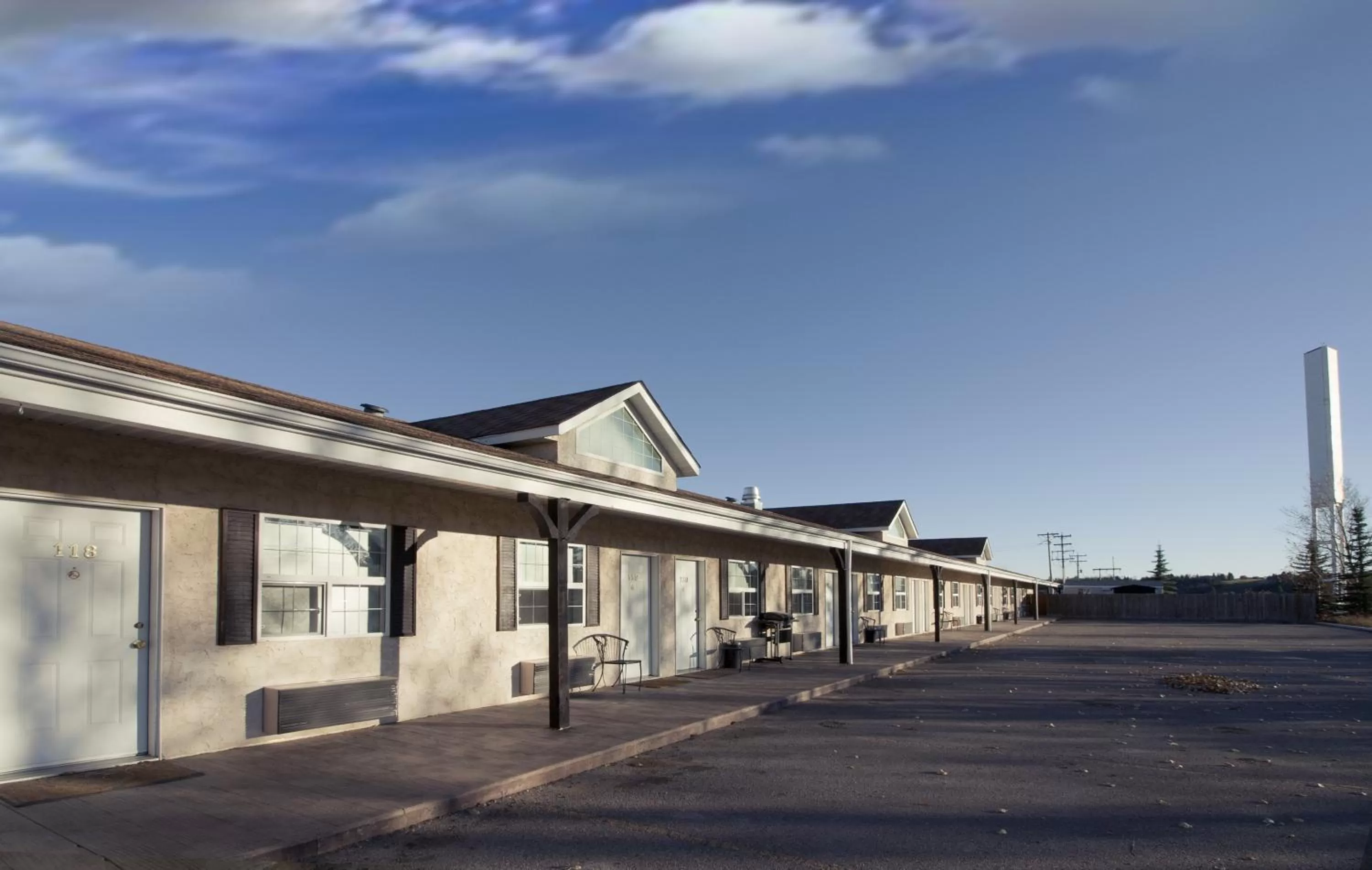Facade/entrance in Bow River Inn