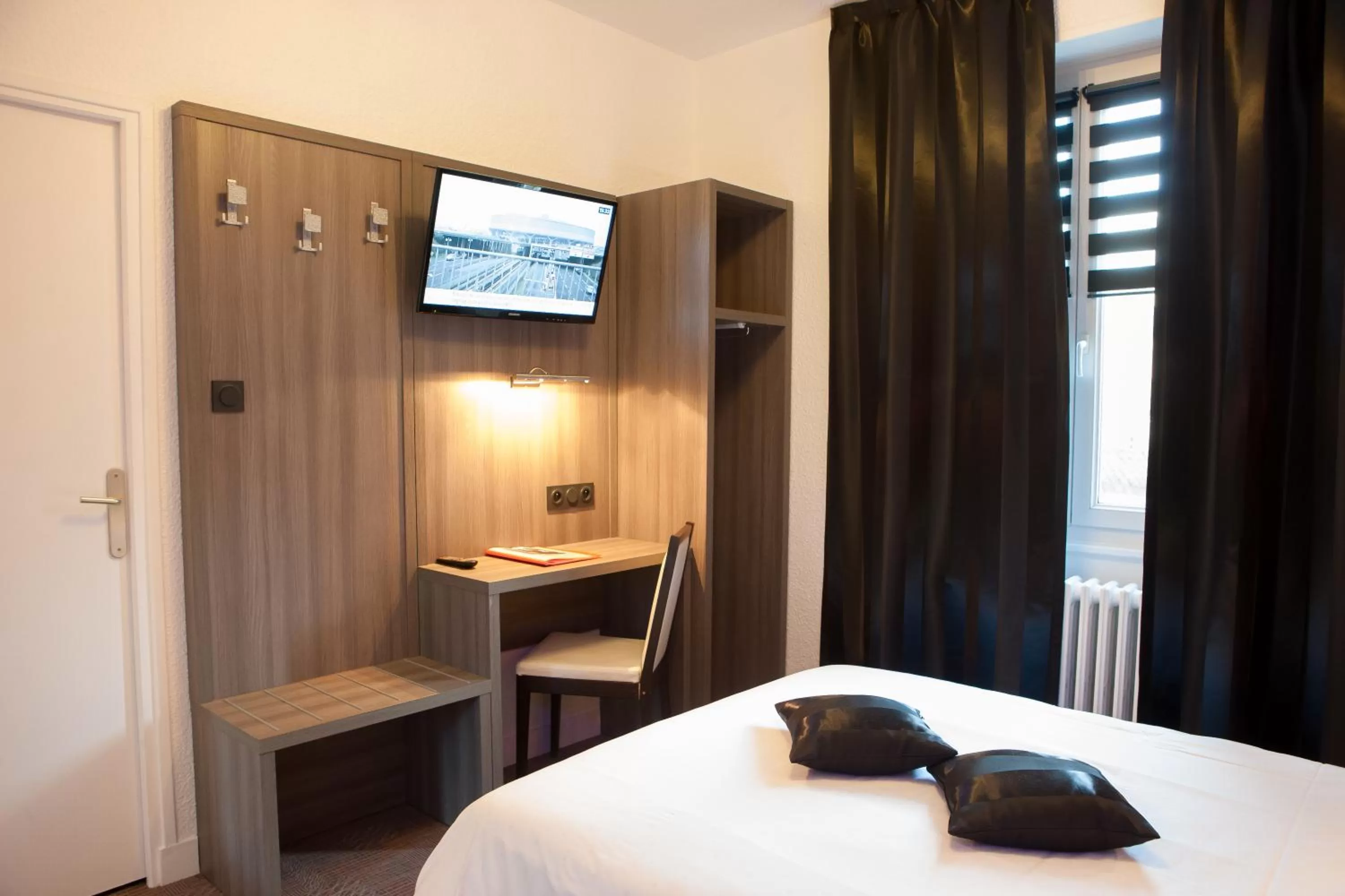 Photo of the whole room, Bed in Le Beverl'inn