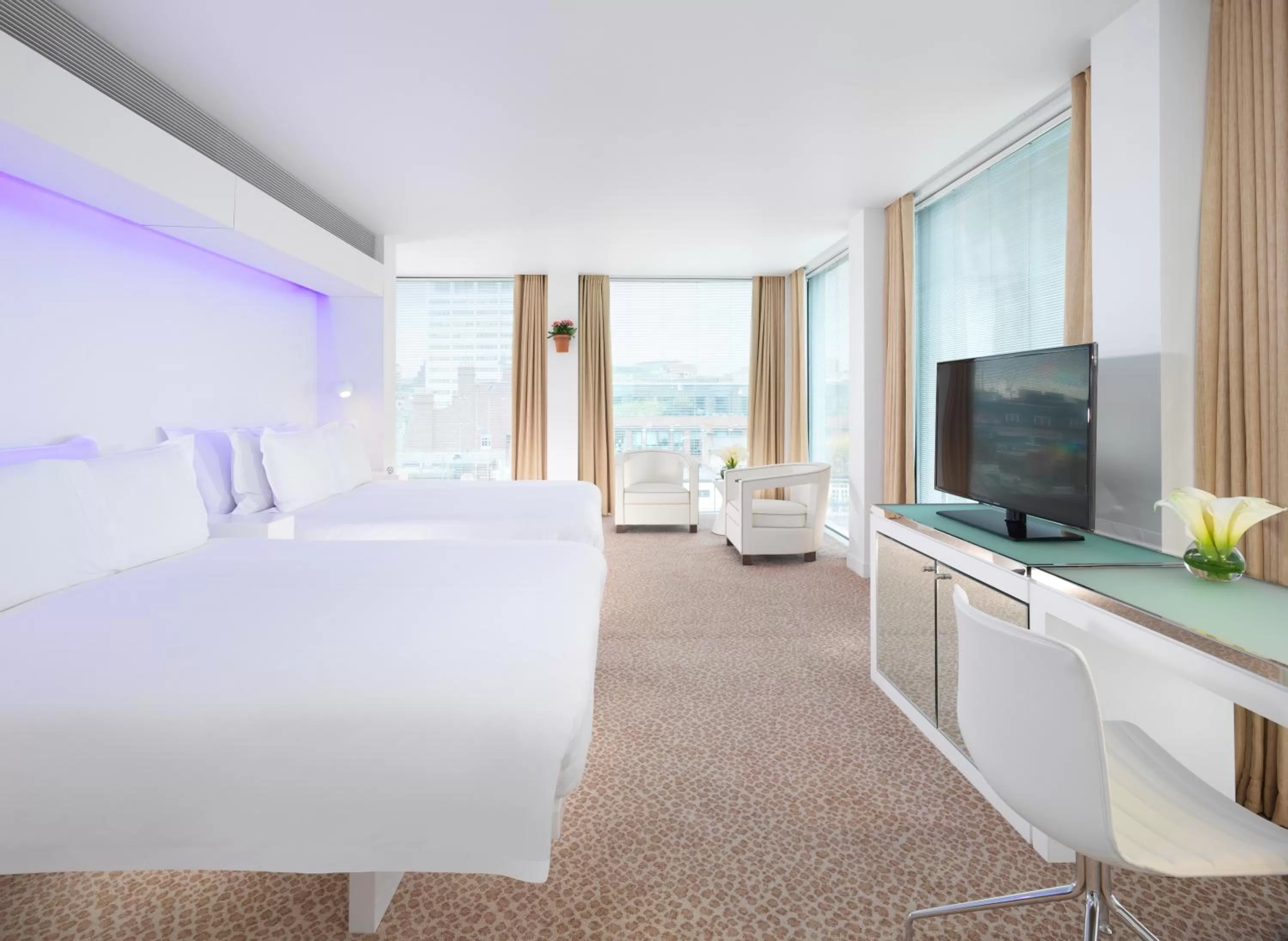 Photo of the whole room, Bed in St Martins Lane London