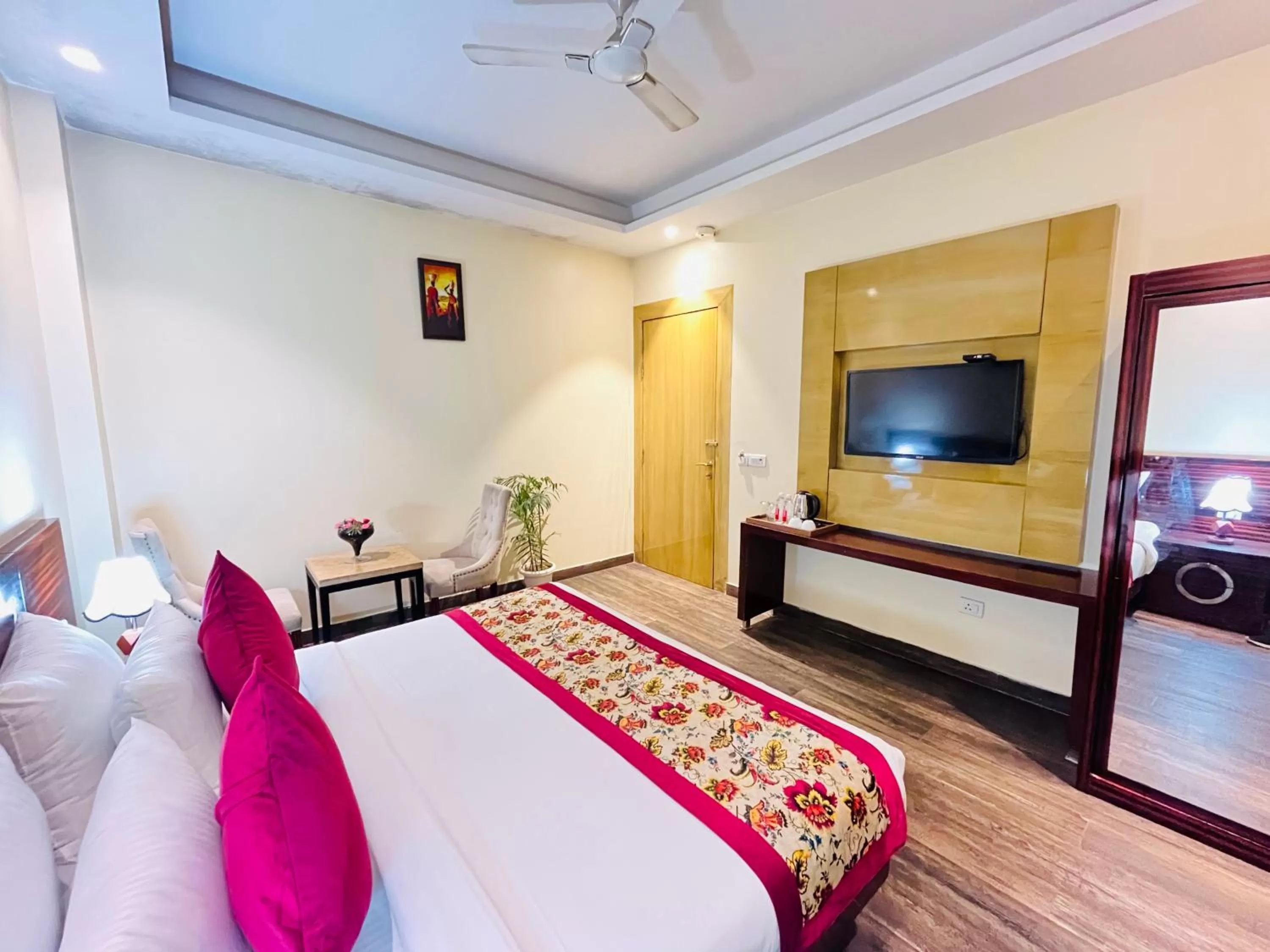 Communal lounge/ TV room, Bed in Hotel Banz near Delhi Airport