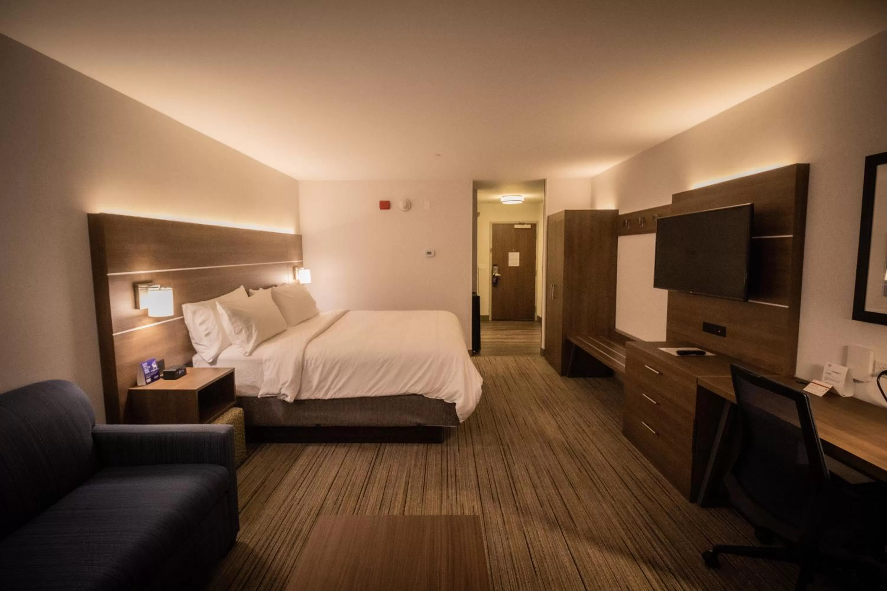 Bedroom, Bed in Holiday Inn Express & Suites - Boston South - Randolph by IHG