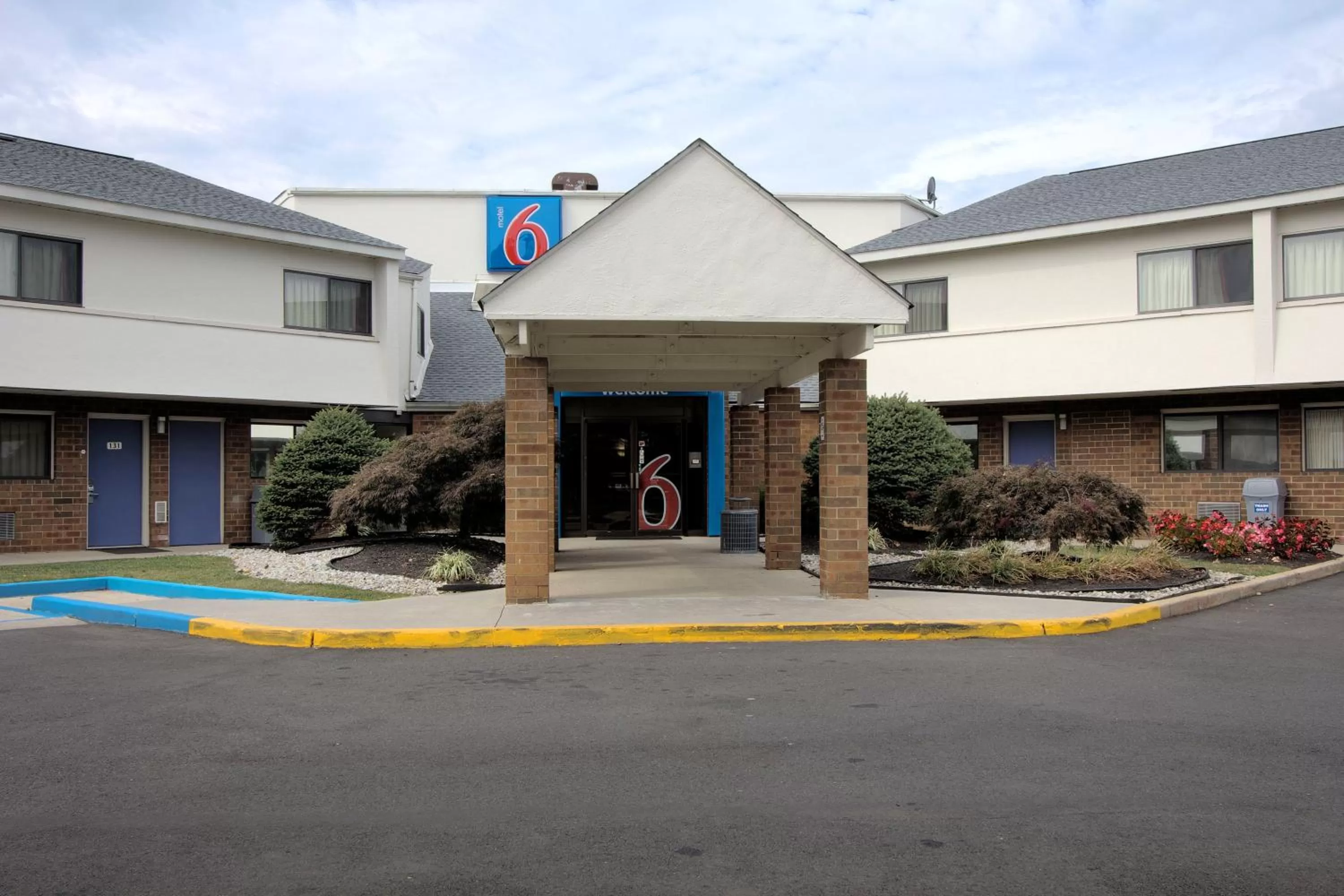 Facade/entrance in Motel 6-Piscataway, NJ