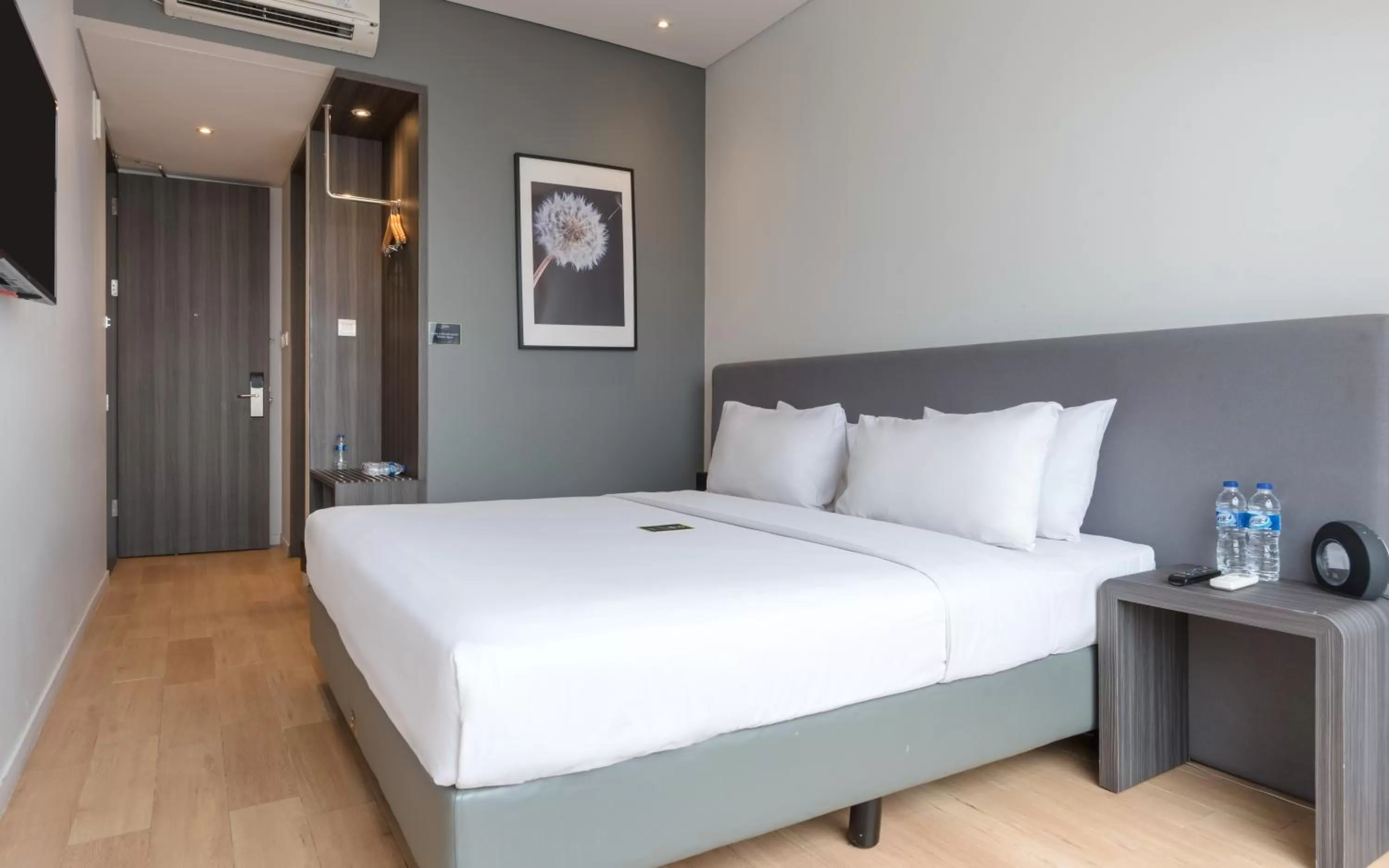 Photo of the whole room, Bed in Juno Tanah Abang Jakarta