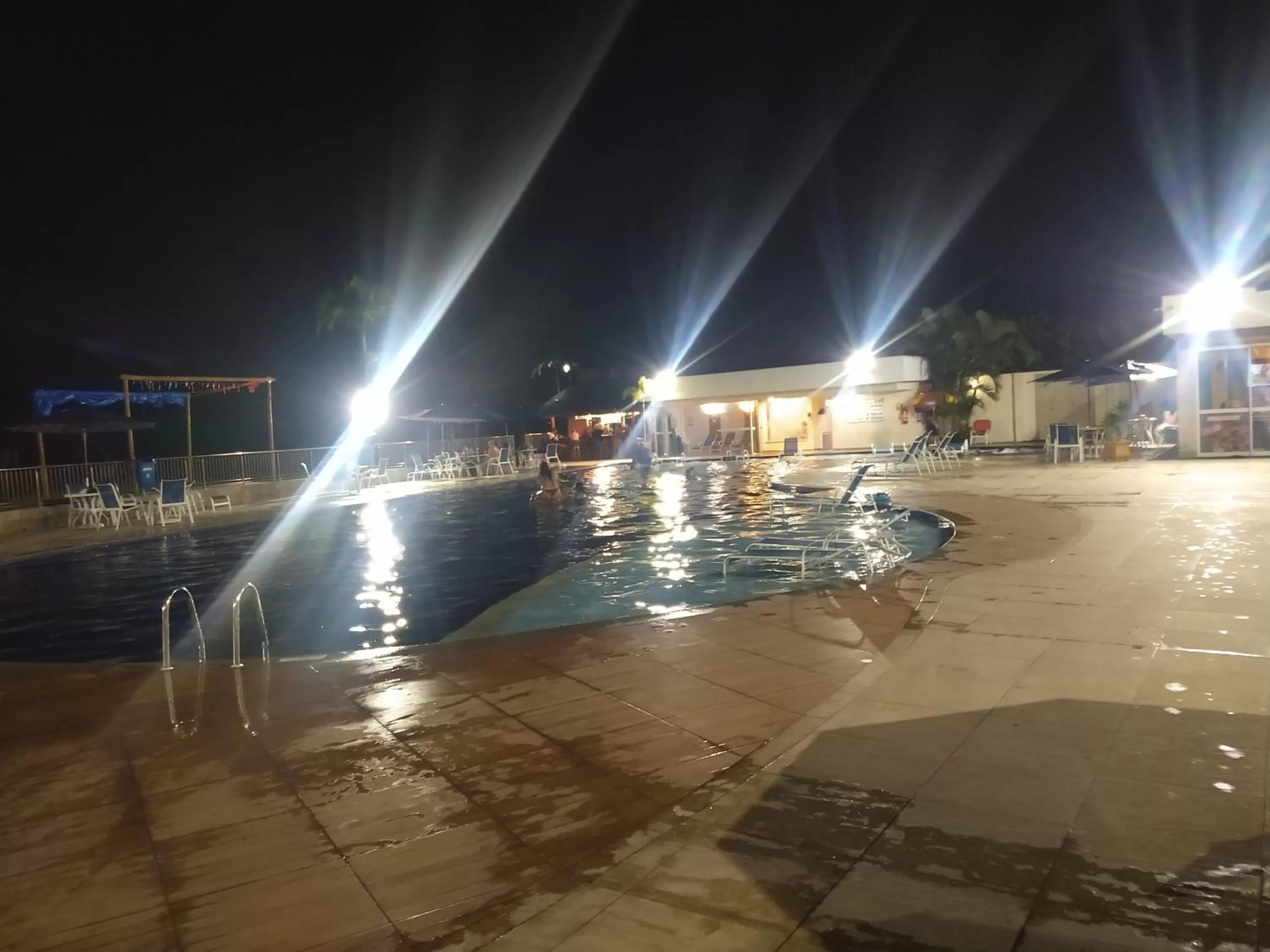 Swimming pool in Apartamento no Golden Lake - pé na areia, agua de côco e cervejinha