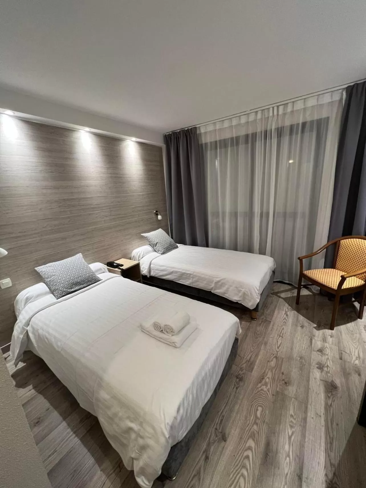 Bedroom, Bed in Au Bec Fin Hôtel