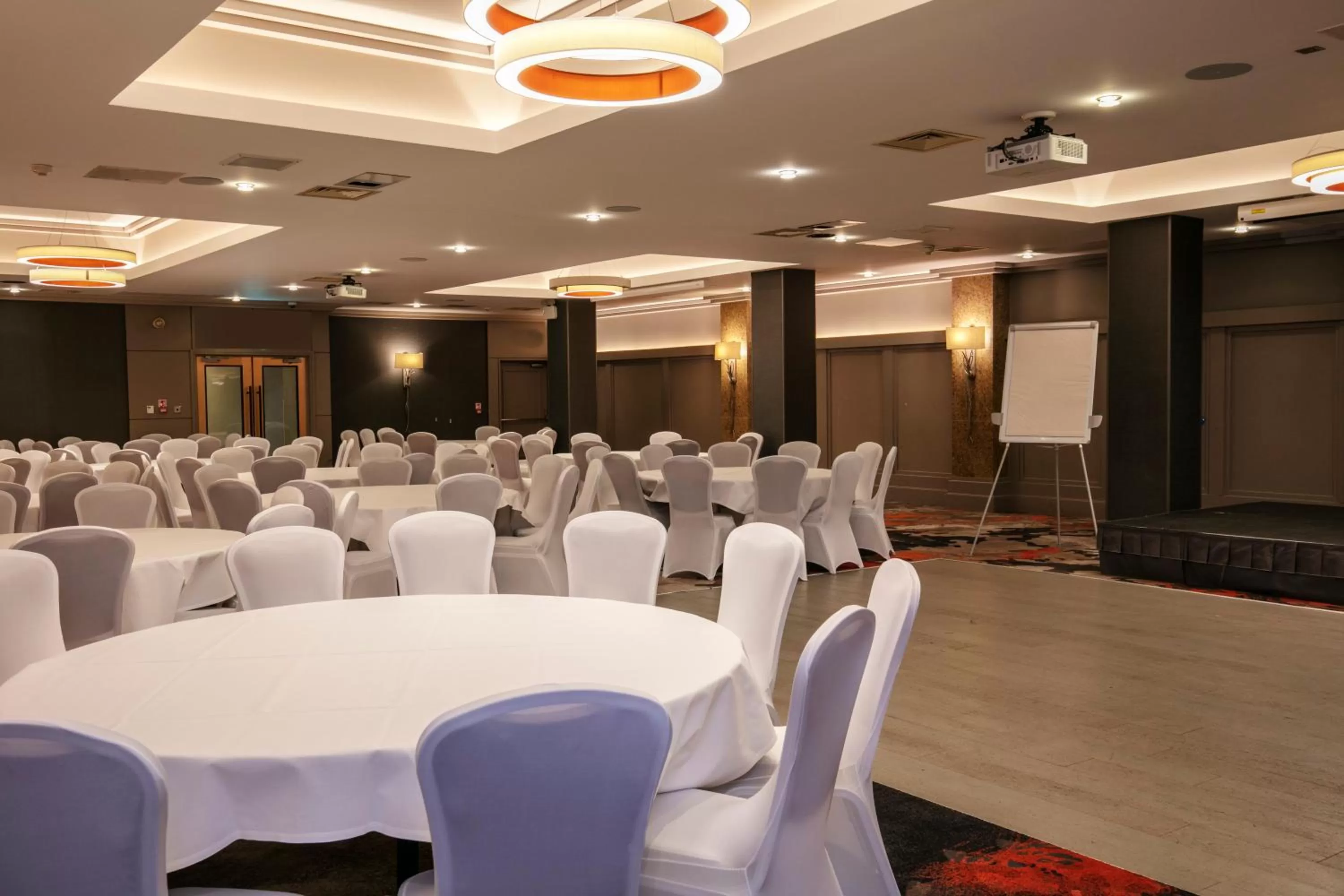 Meeting/conference room in The Crown London, WorldHotels Distinctive