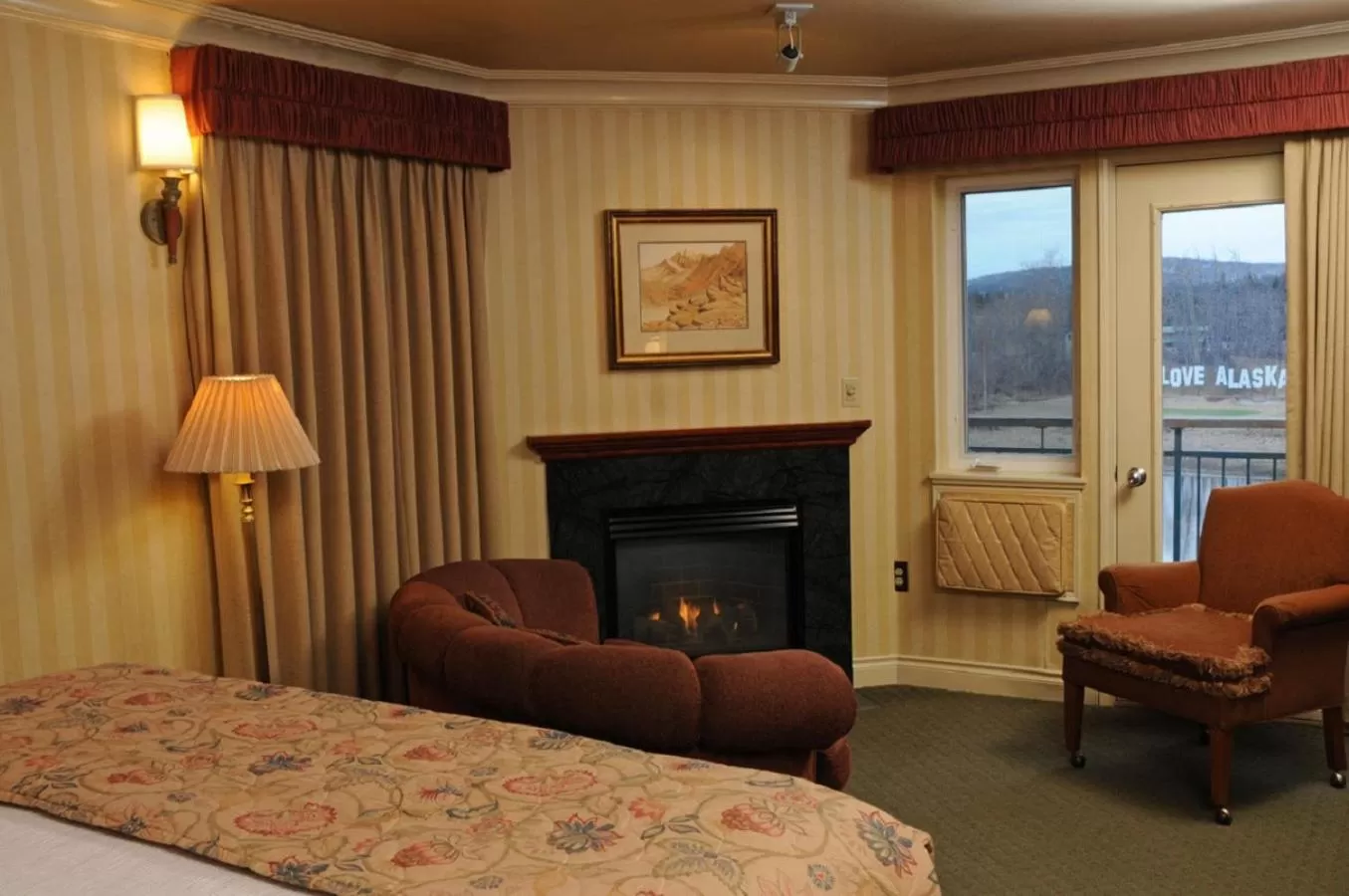 Seating area, Bed in Pike's Waterfront Lodge