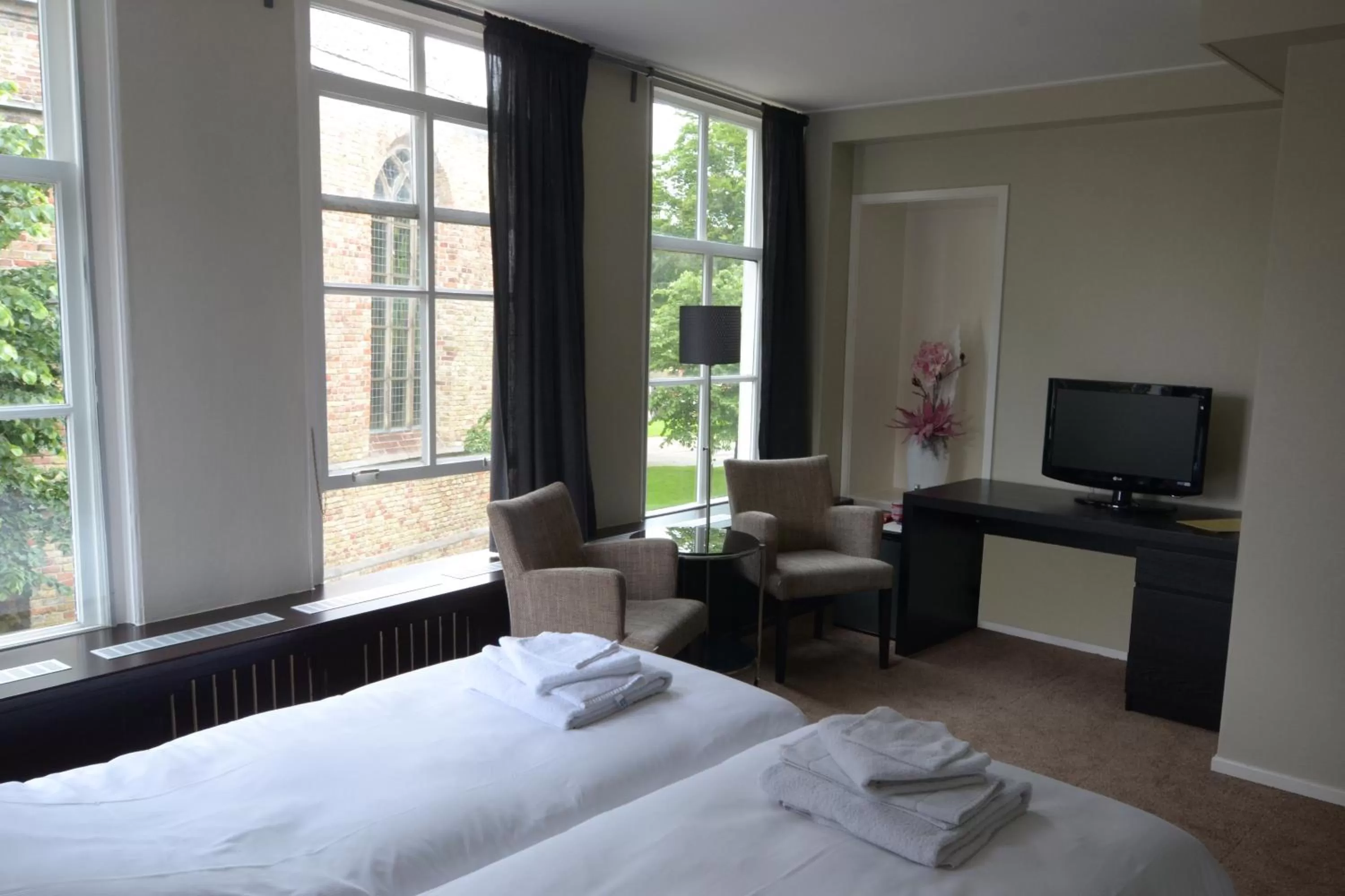 Photo of the whole room, TV/Entertainment Center in Hotel Grandcafe De Doelen