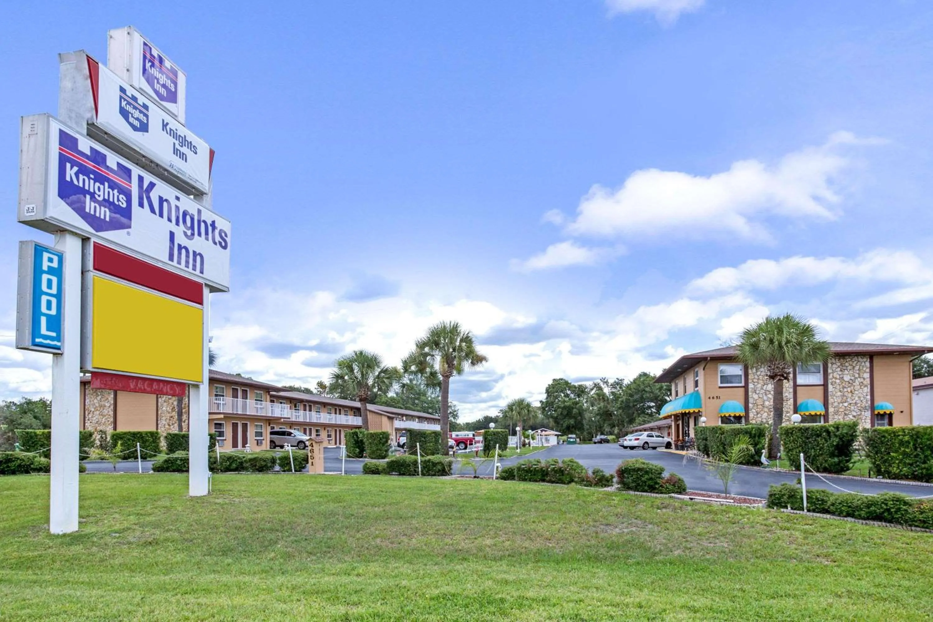 Property building in Knights Inn Kissimmee