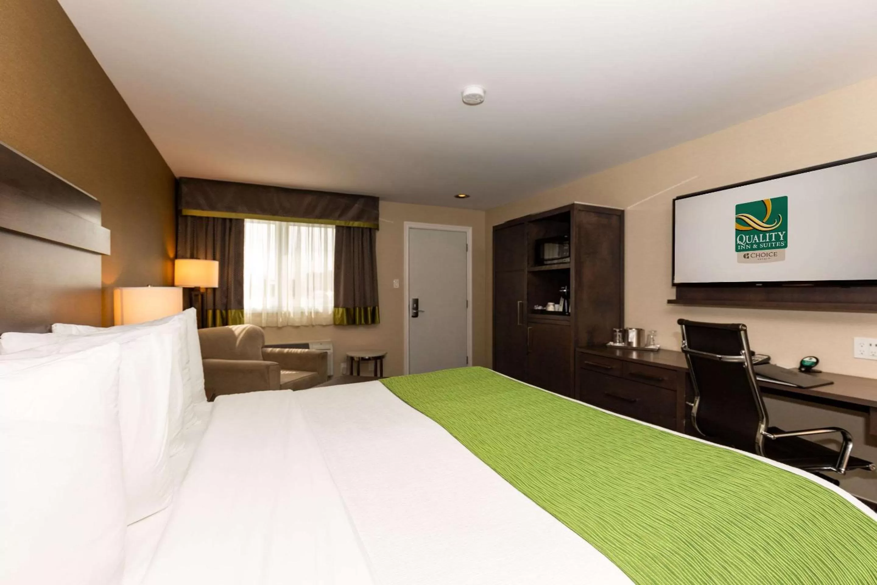 Photo of the whole room, Bed in Quality Inn & Suites