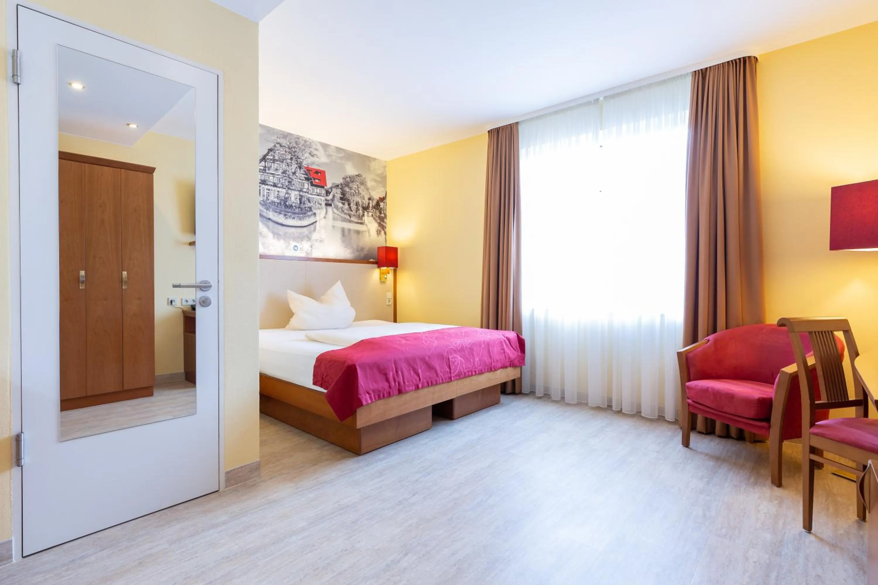 Staff, Bed in Hotel am Schillerpark