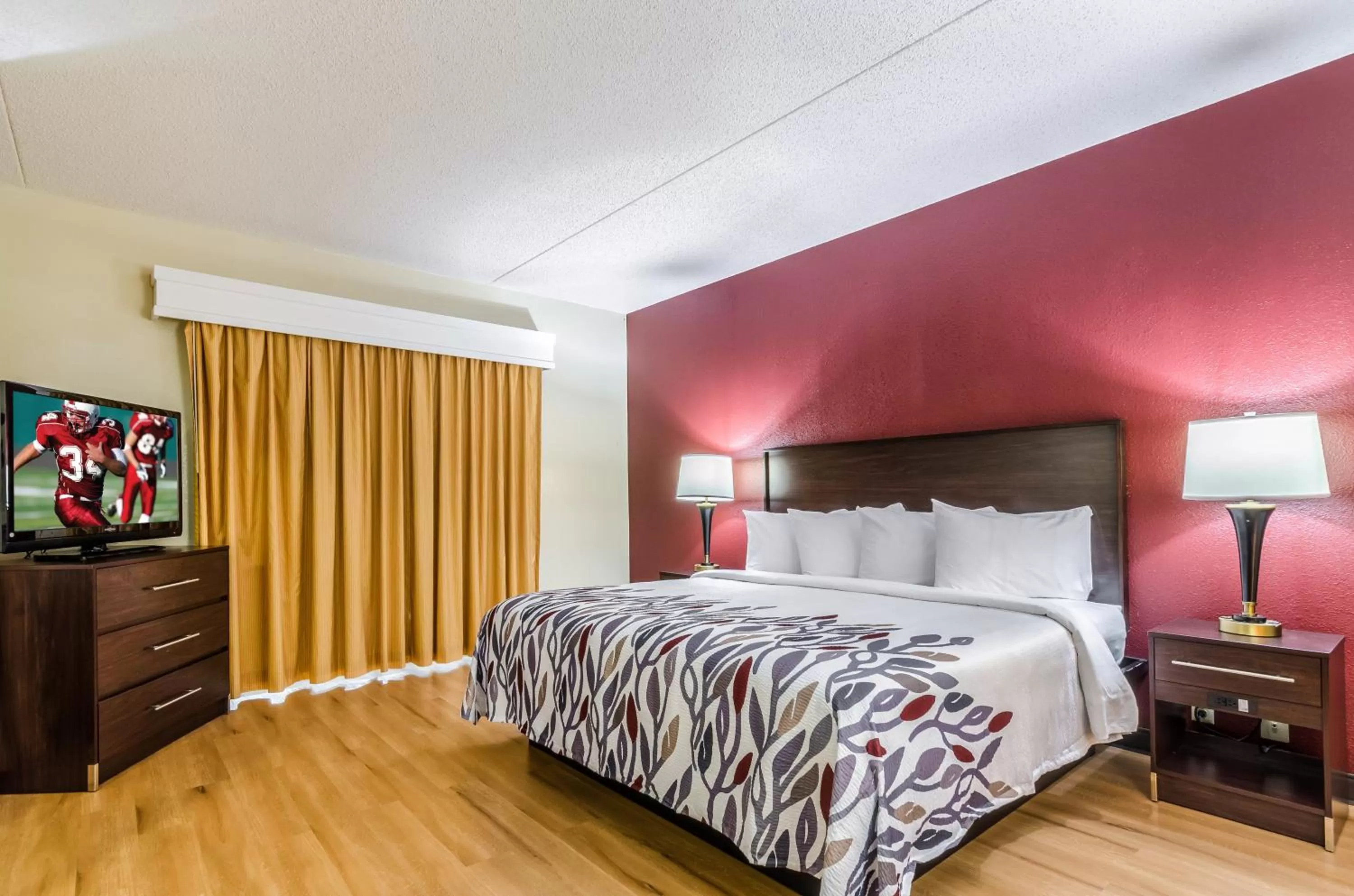 Photo of the whole room, Bed in Red Roof Inn & Conference Center Wichita Airport