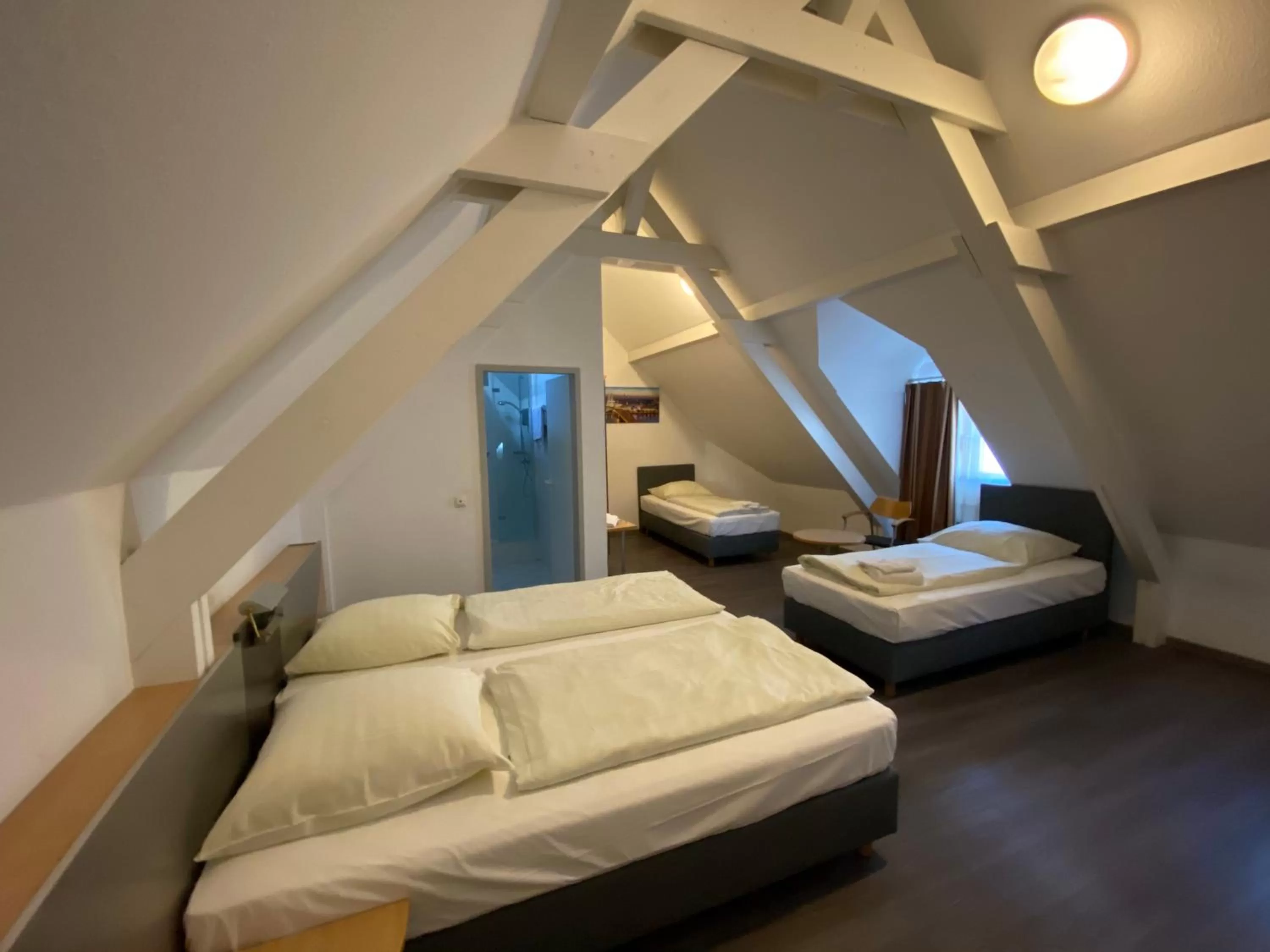 Photo of the whole room, Bed in Opera Hotel Köln