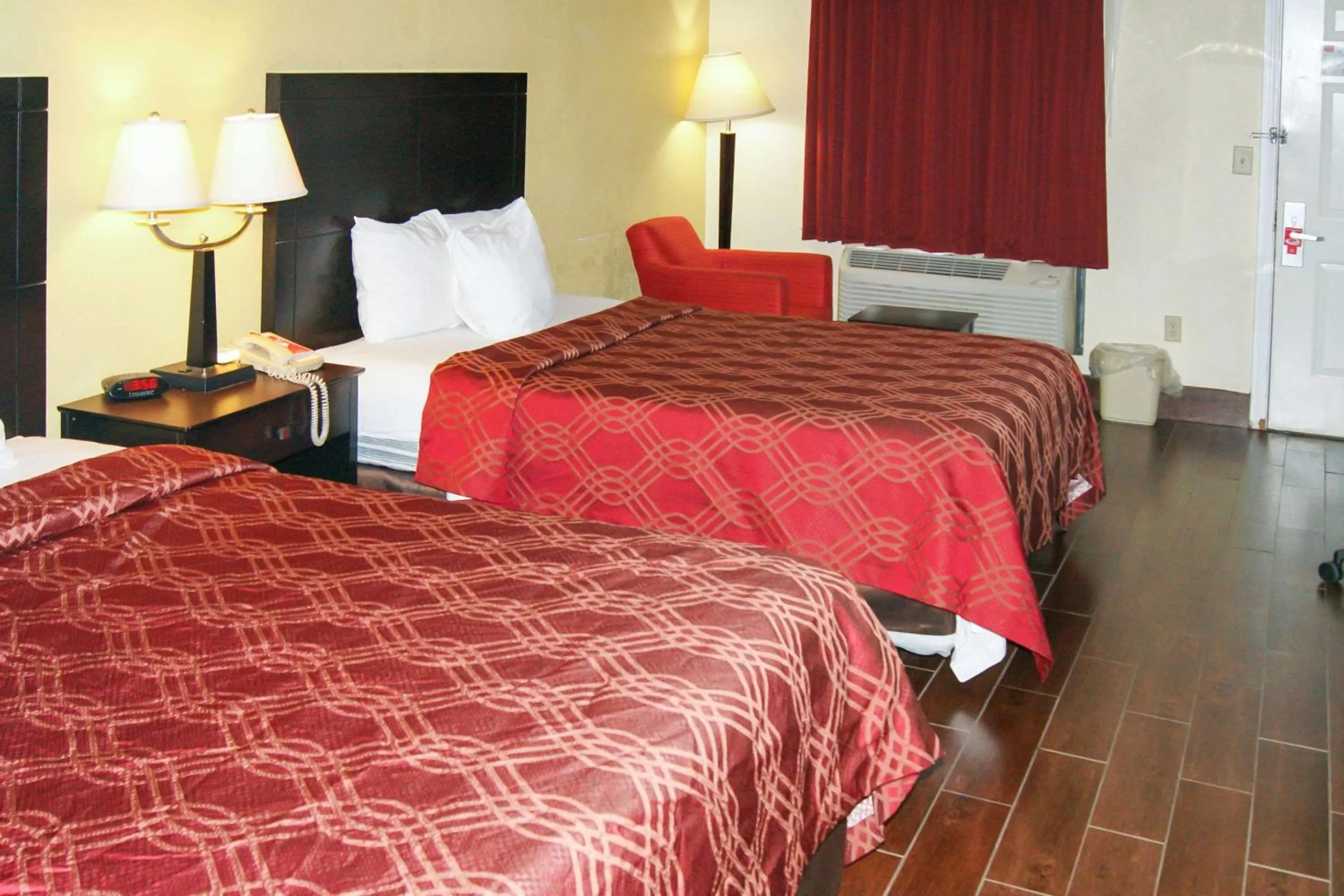 Photo of the whole room, Bed in Econo Lodge Inn & Suites West - Energy Corridor